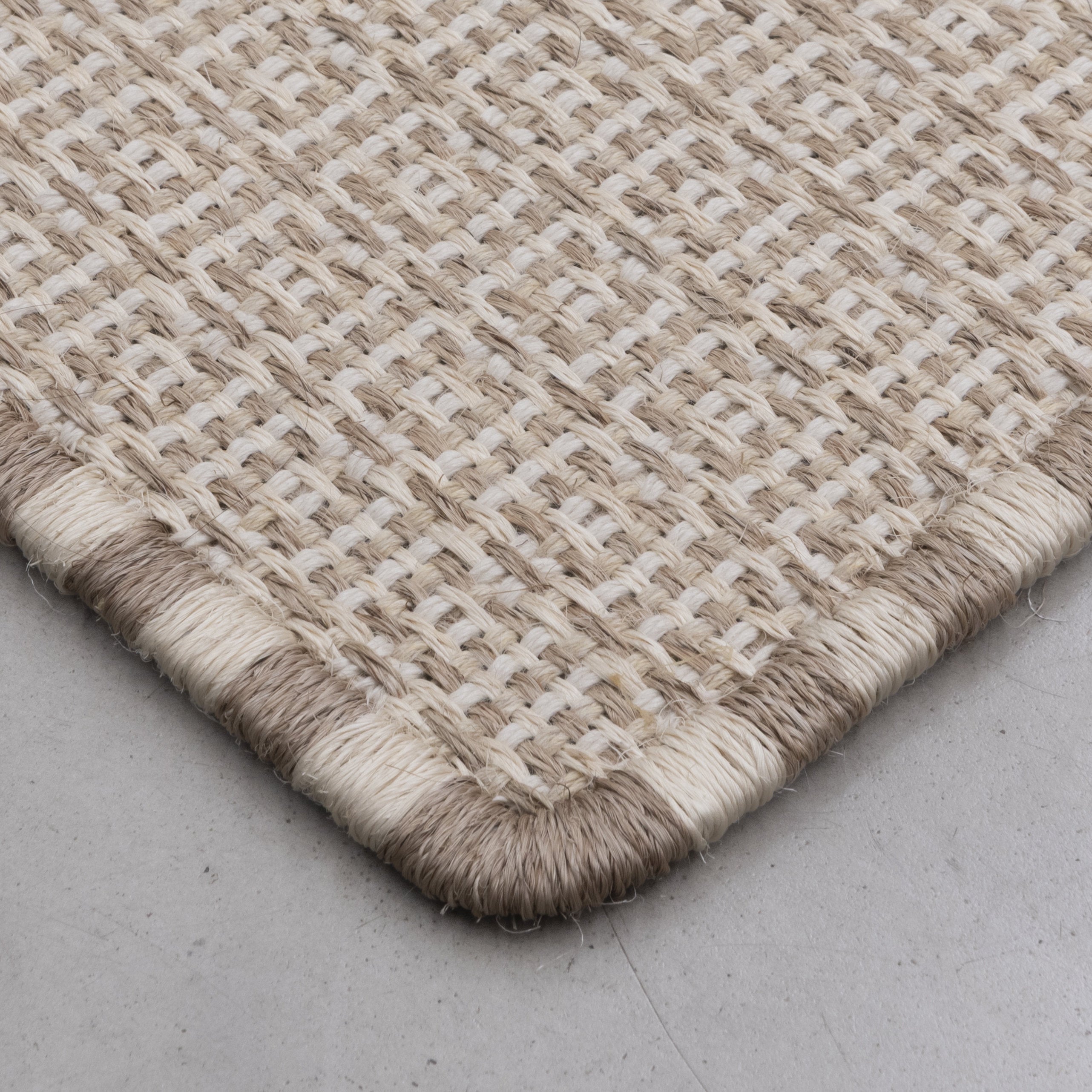 CUADROS WEAVE RUG IN WHITE AND NATURAL FIQUE FIBER WITH WHITE AND NATURAL ALPACA
