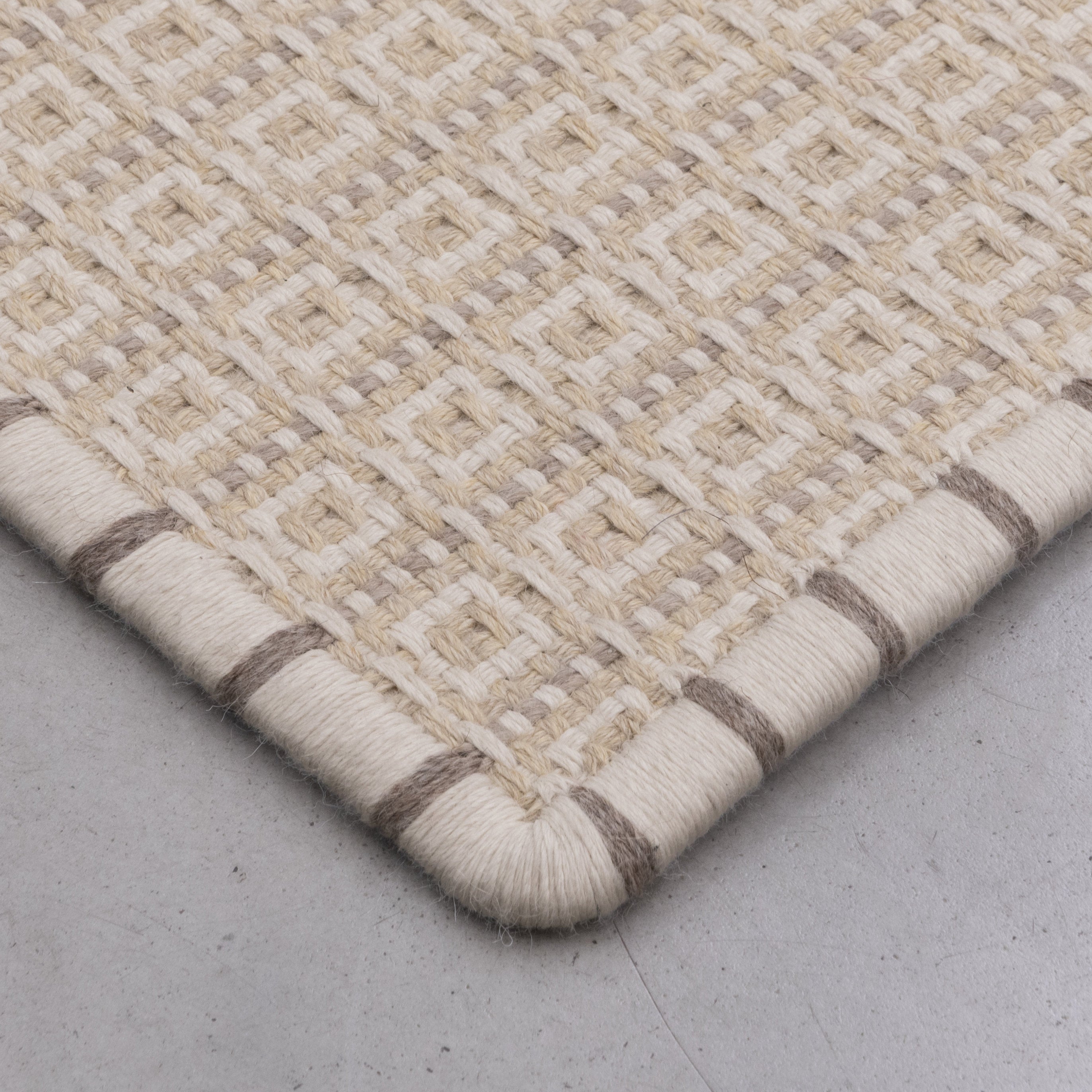 CUADROS WEAVE RUG IN NATURAL AND WHITE ALPACA WITH TAUPE MOTÓN ALPACA