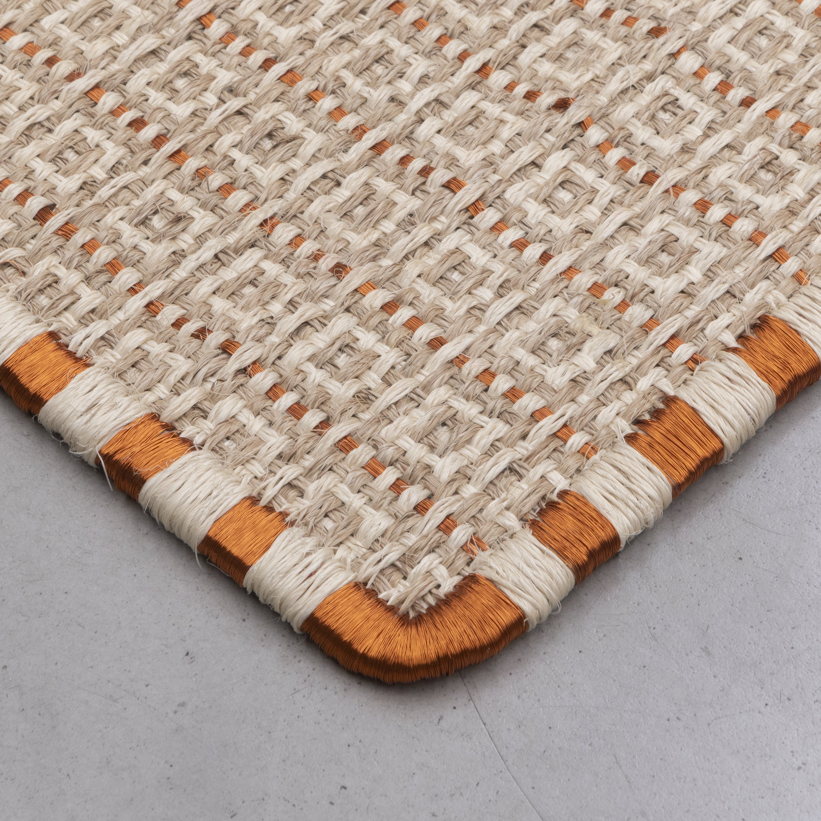 CUADROS WEAVE RUG IN NATURAL AND WHITE FIQUE FIBER WITH COPPER