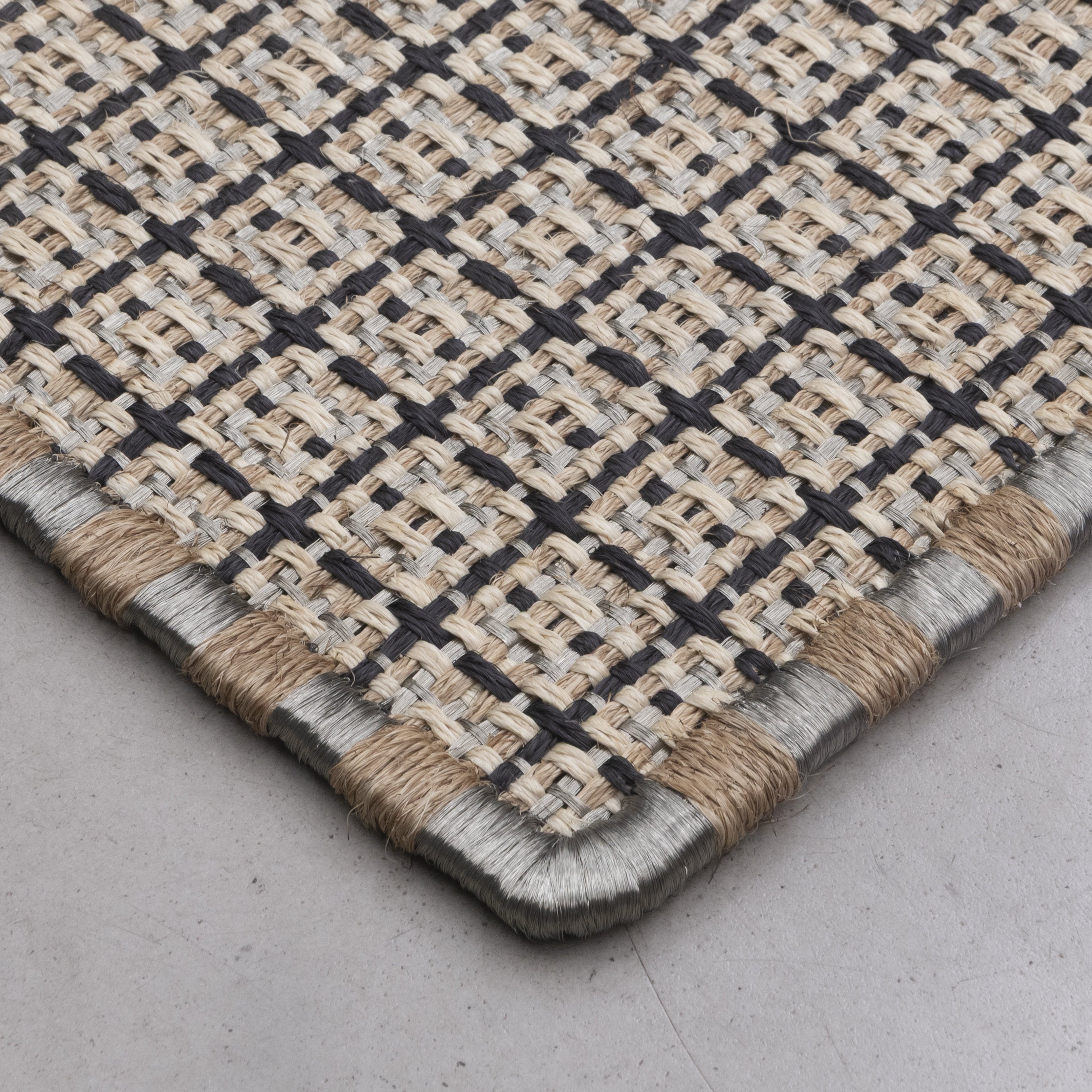 CUADROS WEAVE RUG IN BLACK, WHITE AND NATURAL FIQUE FIBER WITH STAINLESS STEEL