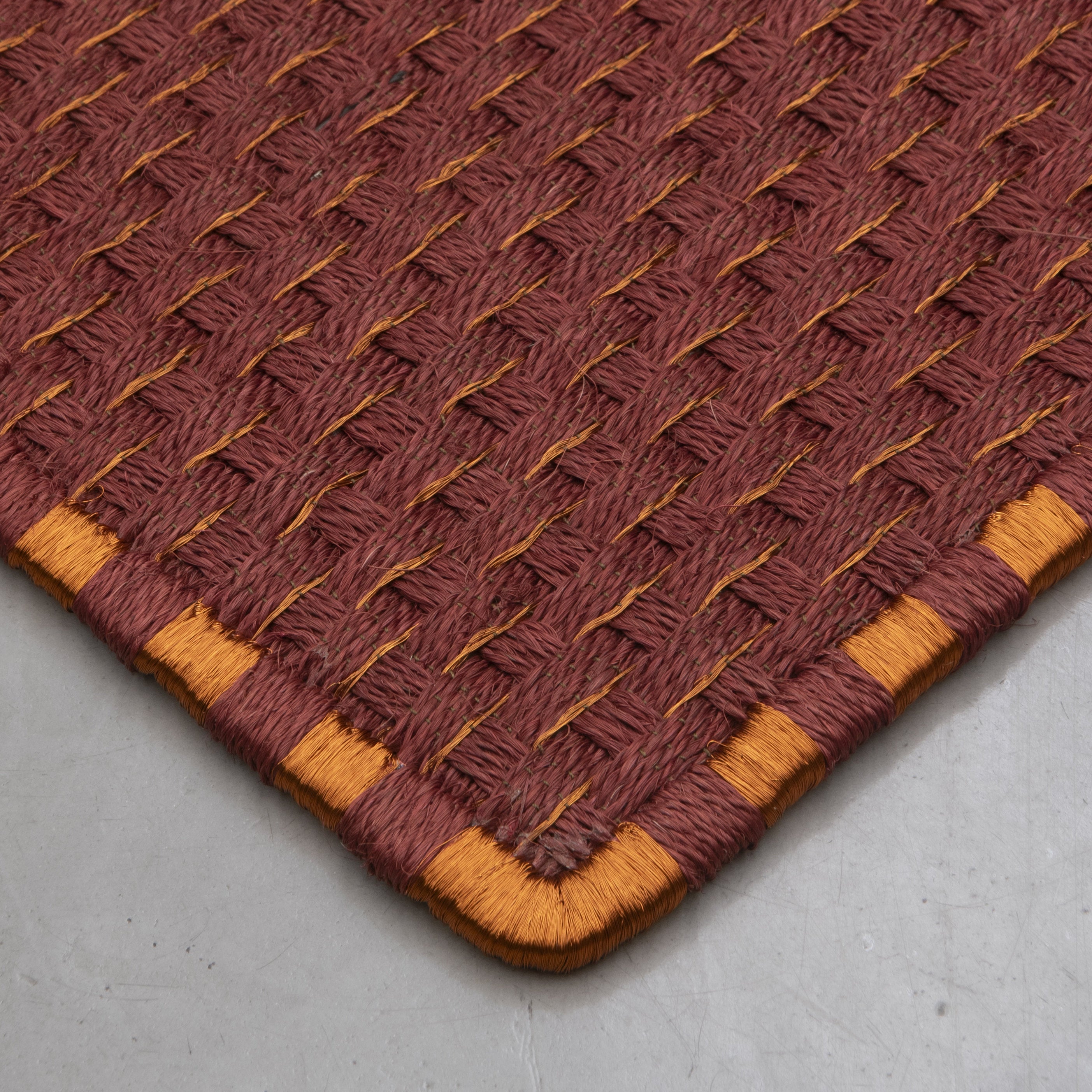 KANASPI WEAVE RUG IN BURGUNDY FIQUE FIBER AND COPPER