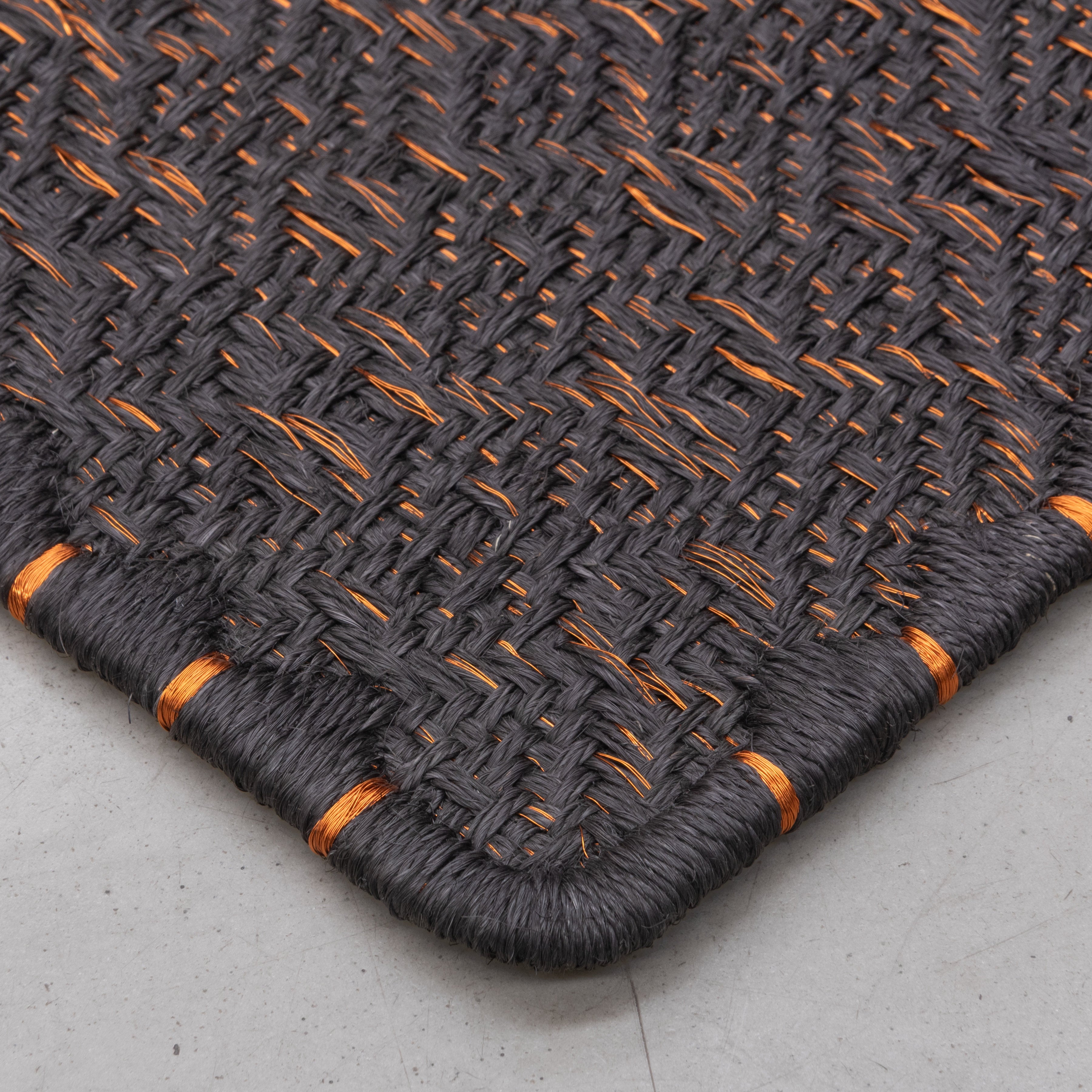 CASABLANCA WEAVE RUG IN BLACK FIQUE FIBER AND COPPER
