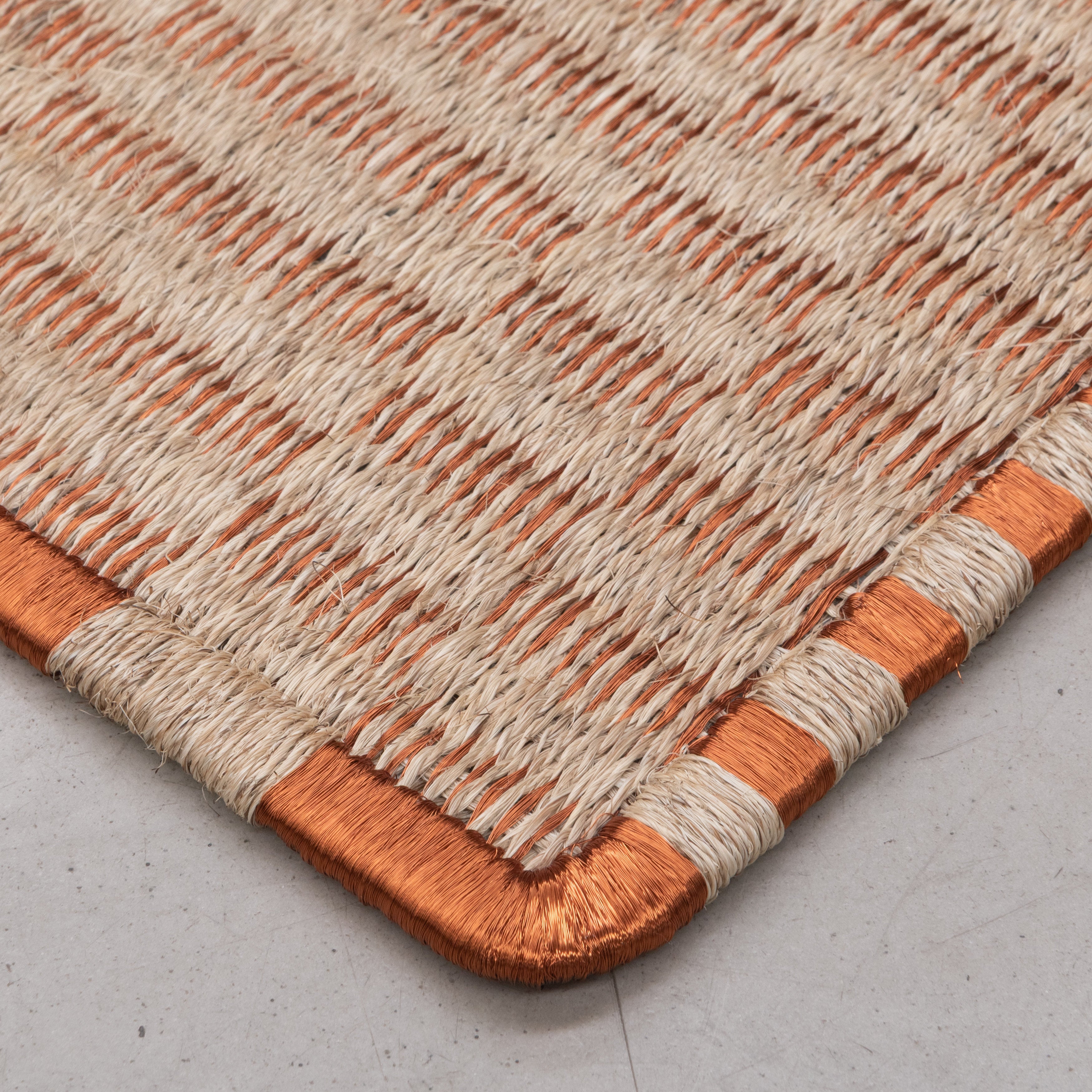 AXXIS WEAVE RUG IN NATURAL FIQUE FIBER AND COPPER
