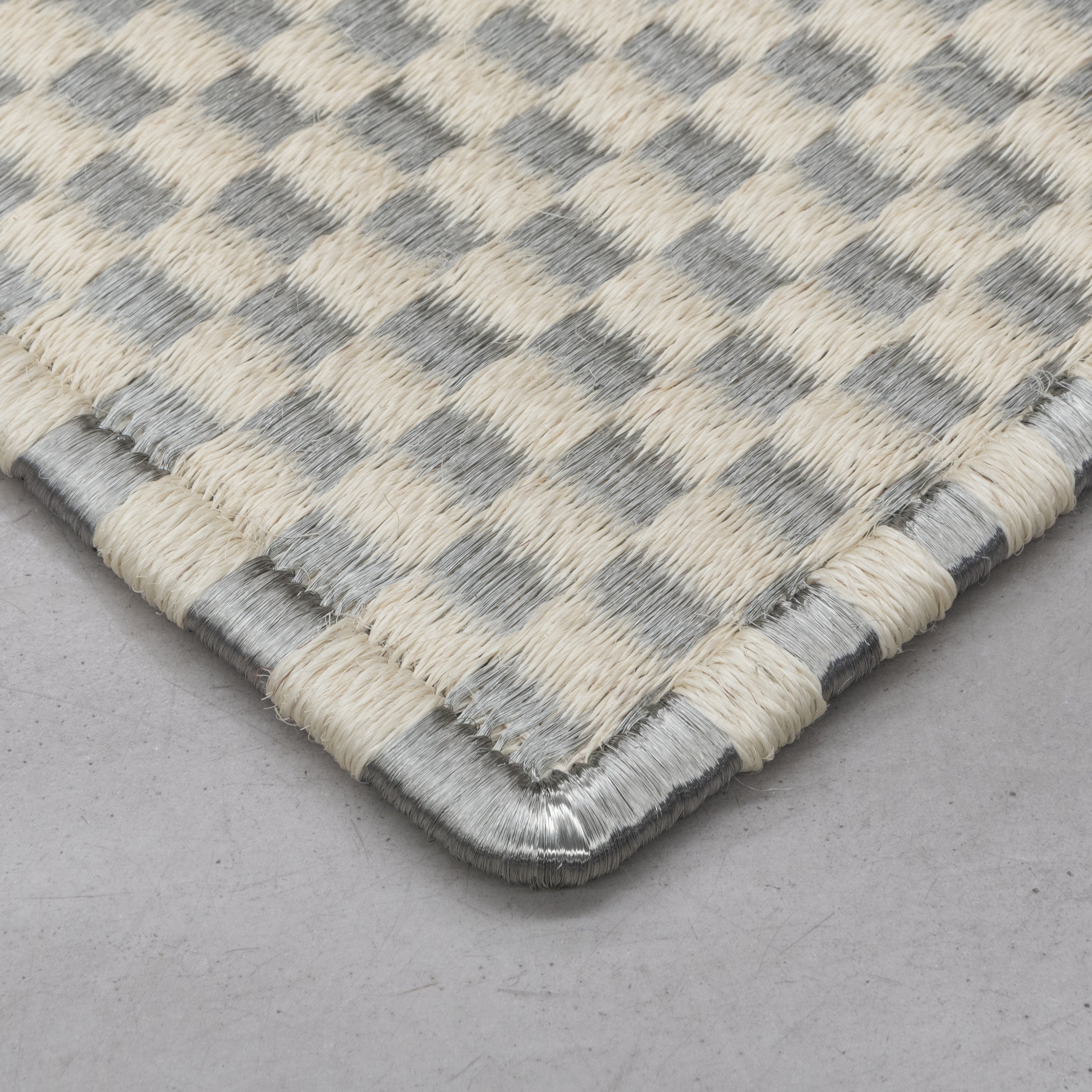 CHESS WEAVE RUG IN WHITE FIQUE FIBER AND STAINLESS STEEL