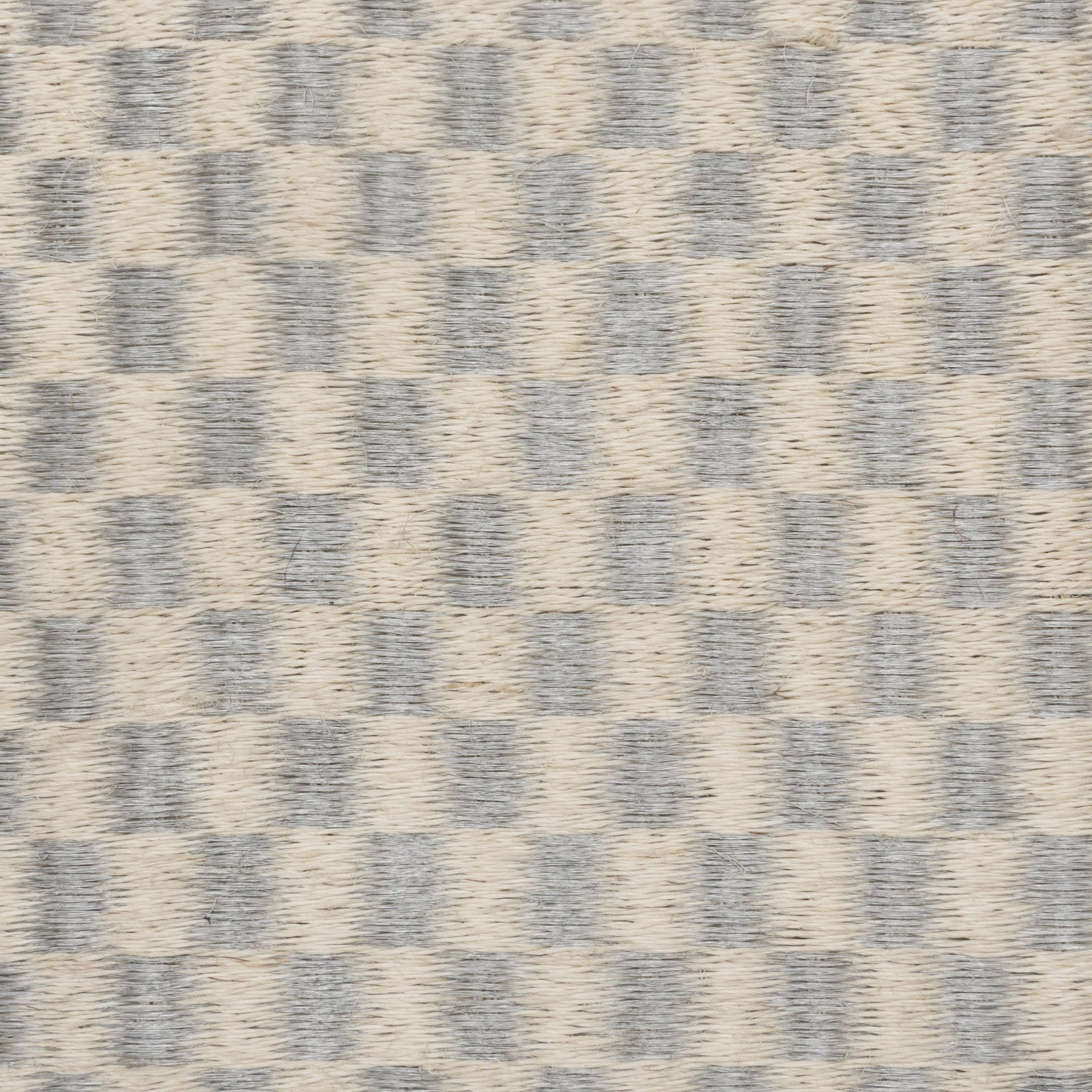 CHESS WEAVE RUG IN WHITE FIQUE FIBER AND STAINLESS STEEL