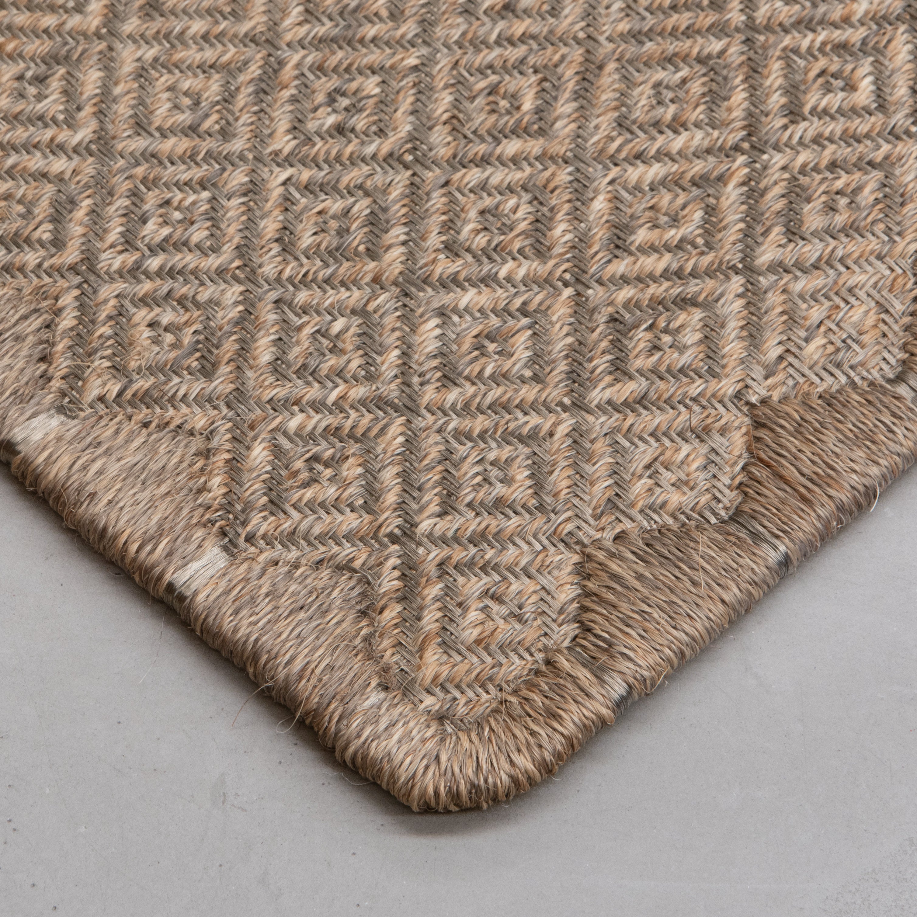 MEDIUM RHOMBUS WEAVE RUG IN NATURAL AND WHITE-GRAY FIQUE FIBER AND STAINLESS STEEL
