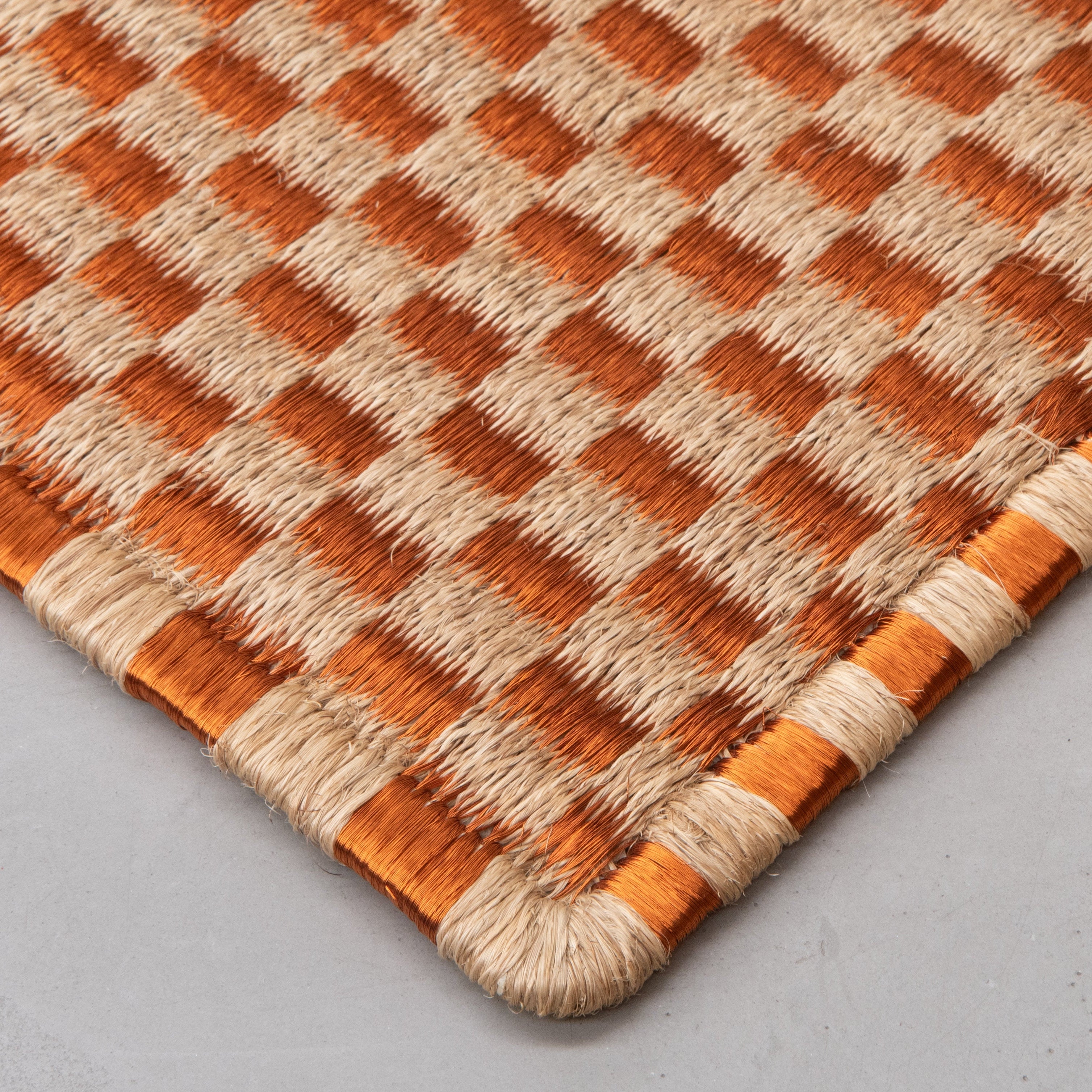 CHESS WEAVE RUG IN NATURAL FIQUE FIBER AND COPPER