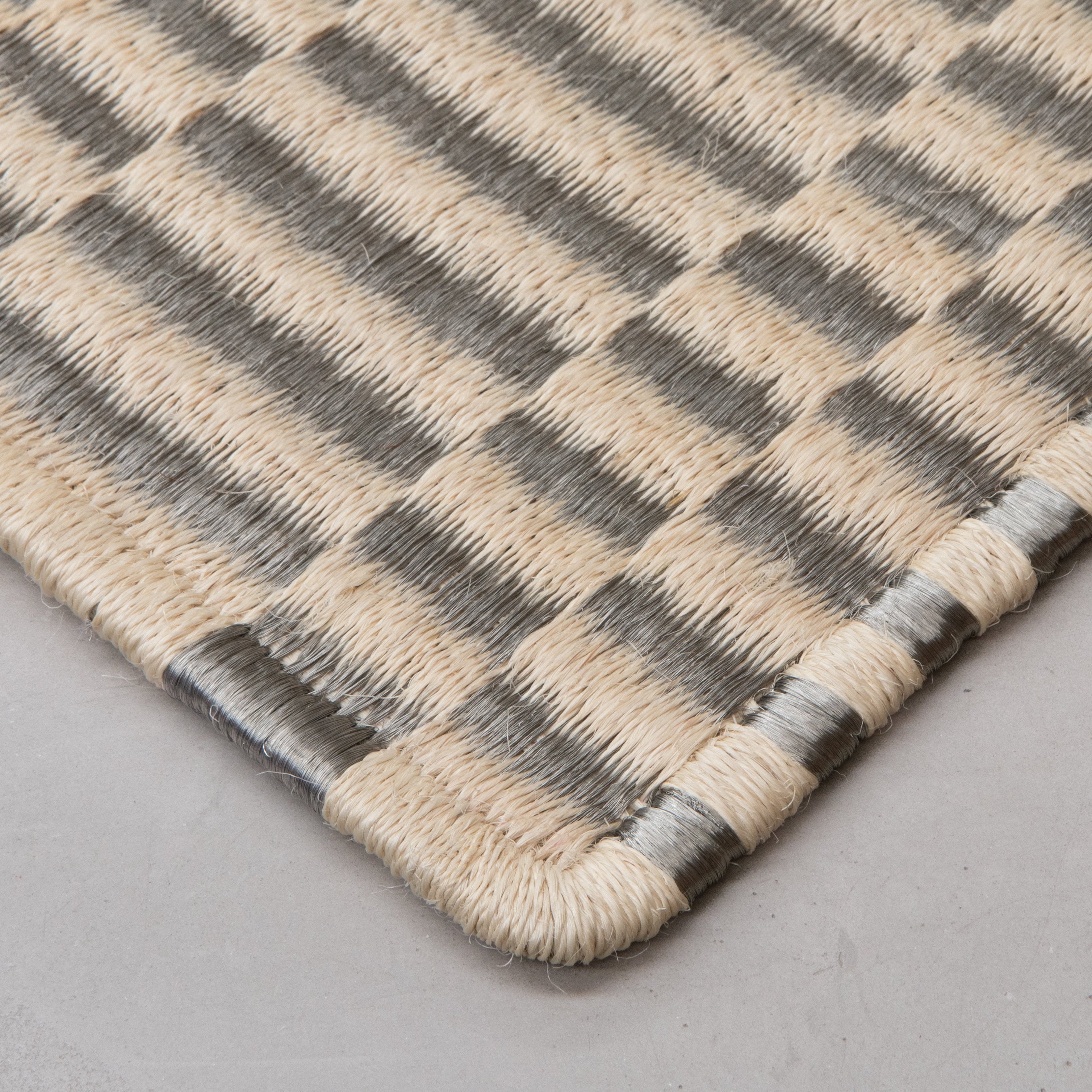 AXXIS WEAVE RUG IN WHITE FIQUE FIBER AND STAINLESS STEEL