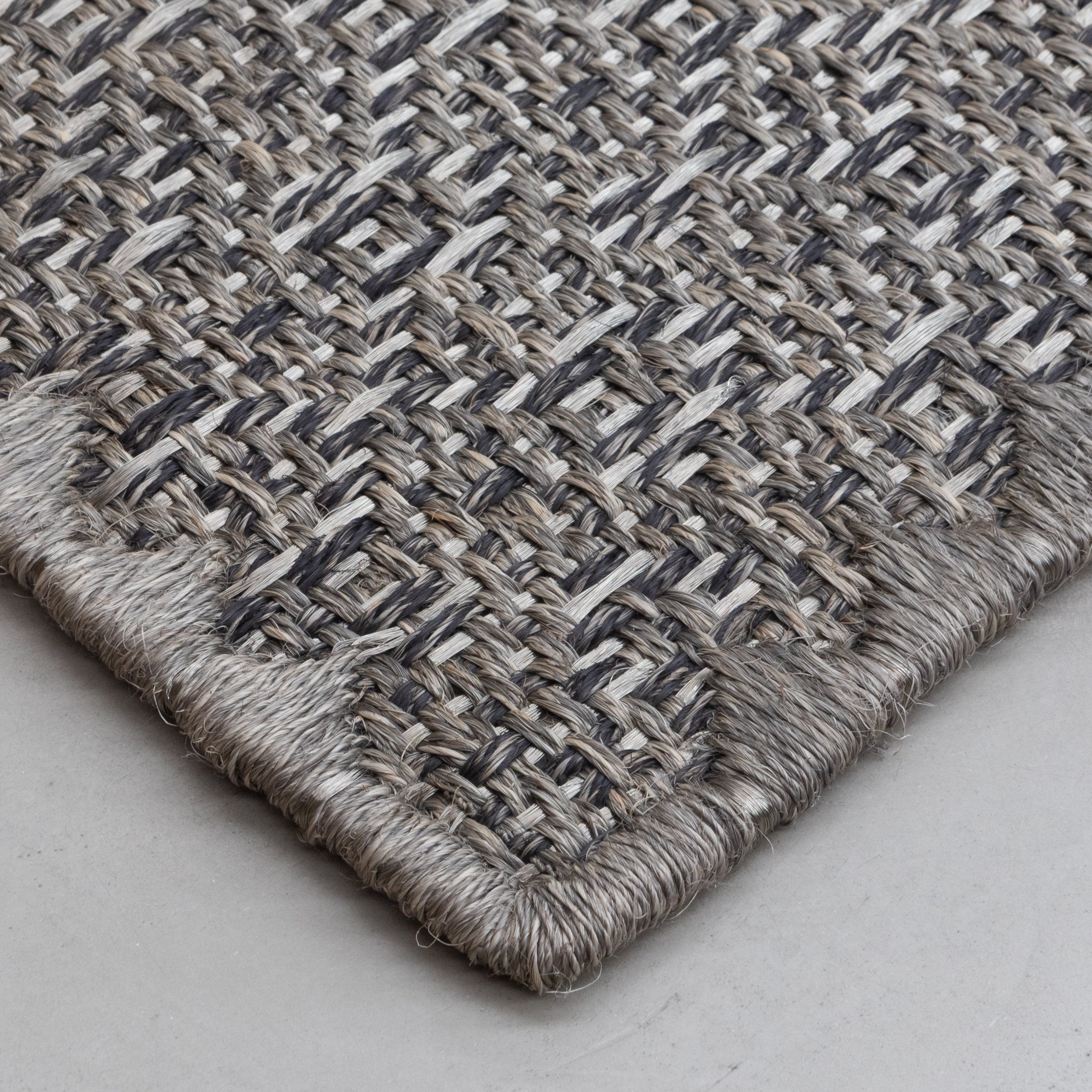 CASABLANCA WEAVE RUG IN WHITE-GRAY FIQUE FIBER AND STAINLESS STEEL BLACK-GRAY FIQUE FIBER