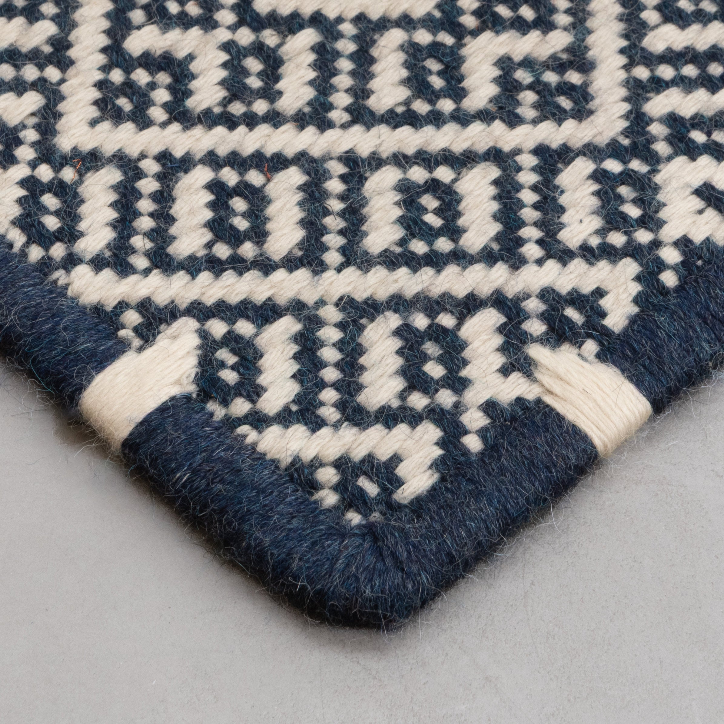 DAU WEAVE RUG IN NAVY BLUE ALPACA AND WHITE ALPACA