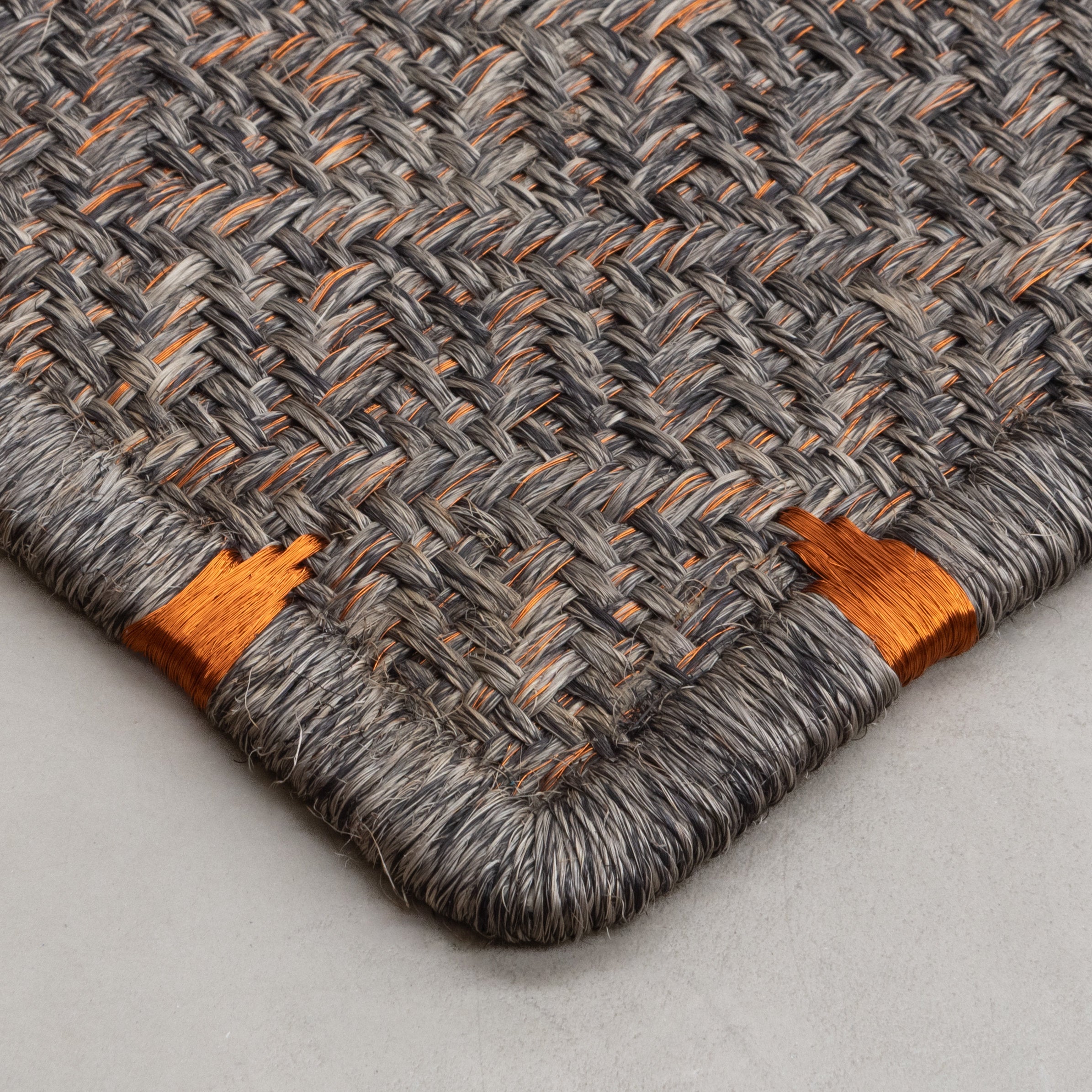DAU WEAVE RUG IN BLACK-GRAY FIQUE FIBER AND COPPER