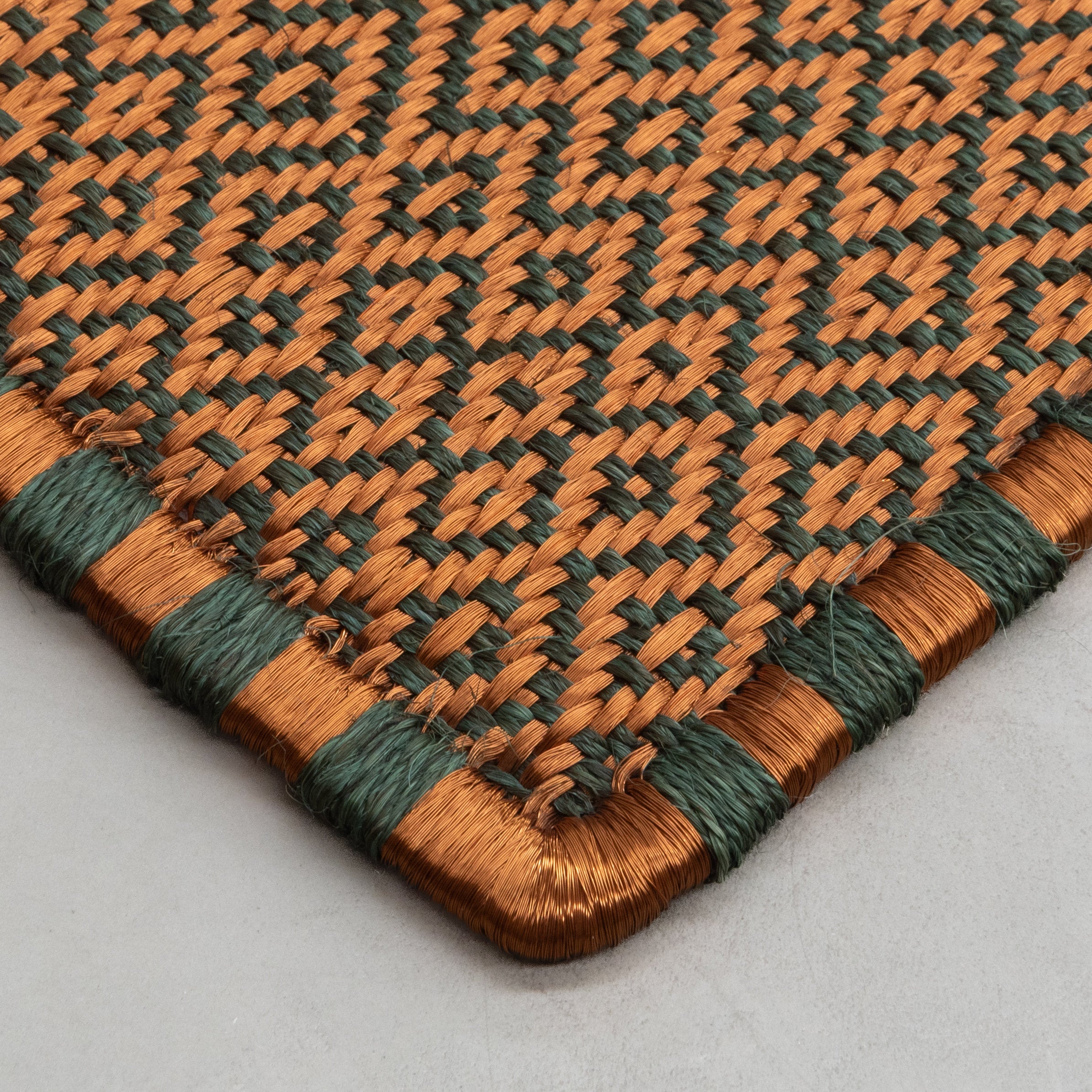 SUSU WEAVE RUG IN LIME GREEN FIQUE FIBER AND COPPER