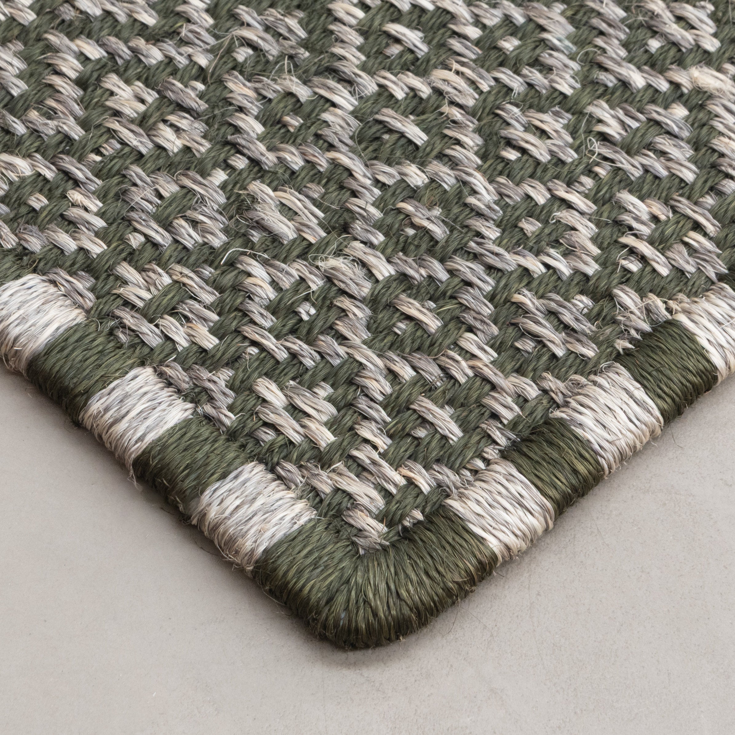 SUSU WEAVE RUG IN WHITE-GRAY FIQUE FIBER AND OLIVE GREEN FIQUE FIBER
