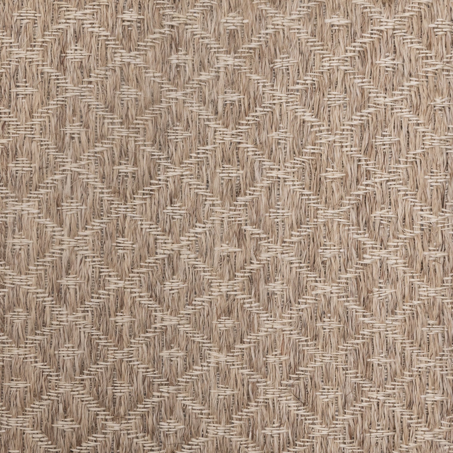 RHOMBUS WEAVE RUG IN NATURAL FIQUE FIBER WITH WHITE FIQUE FIBER