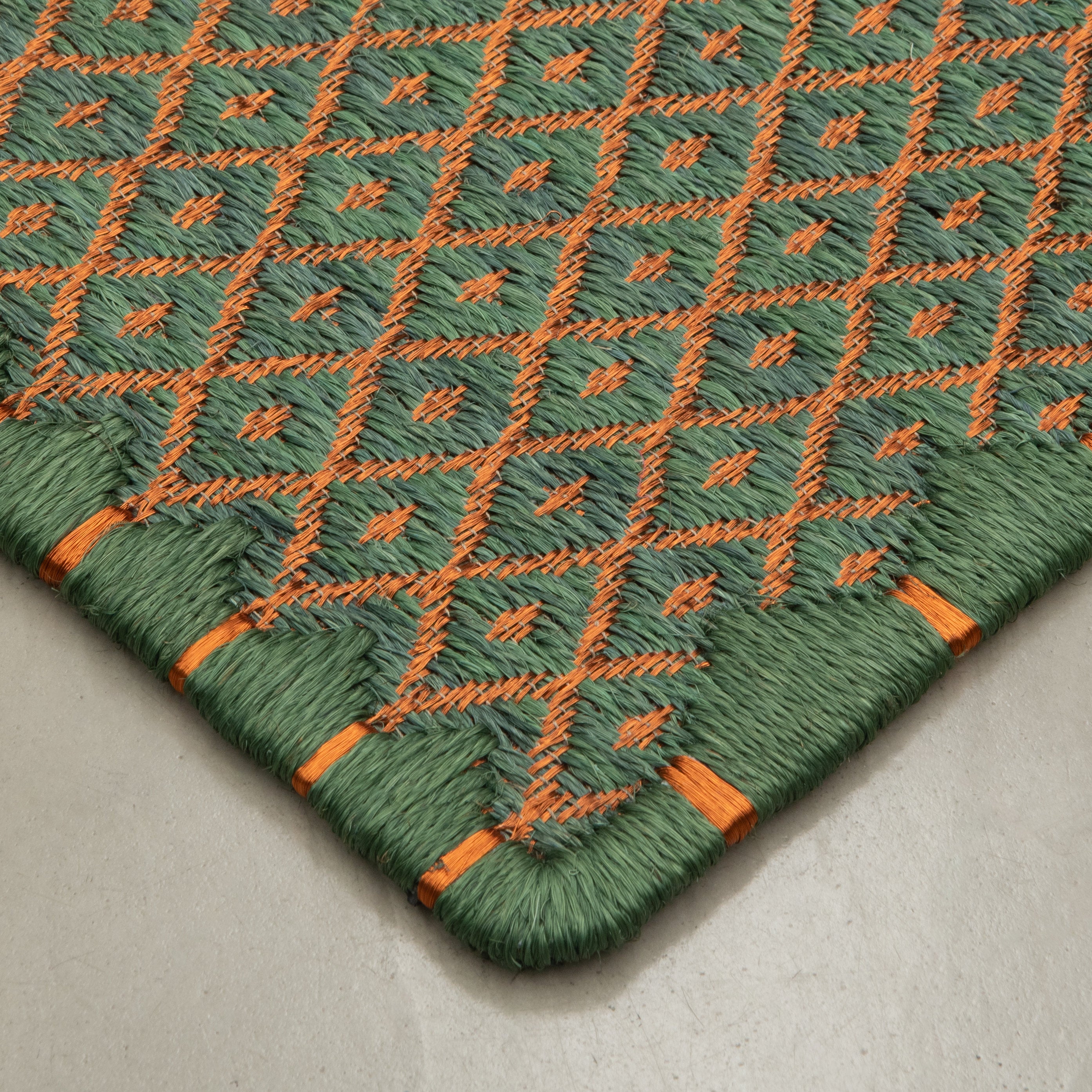 RHOMBUS WEAVE RUG IN LIME GREEN FIQUE FIBER AND COPPER