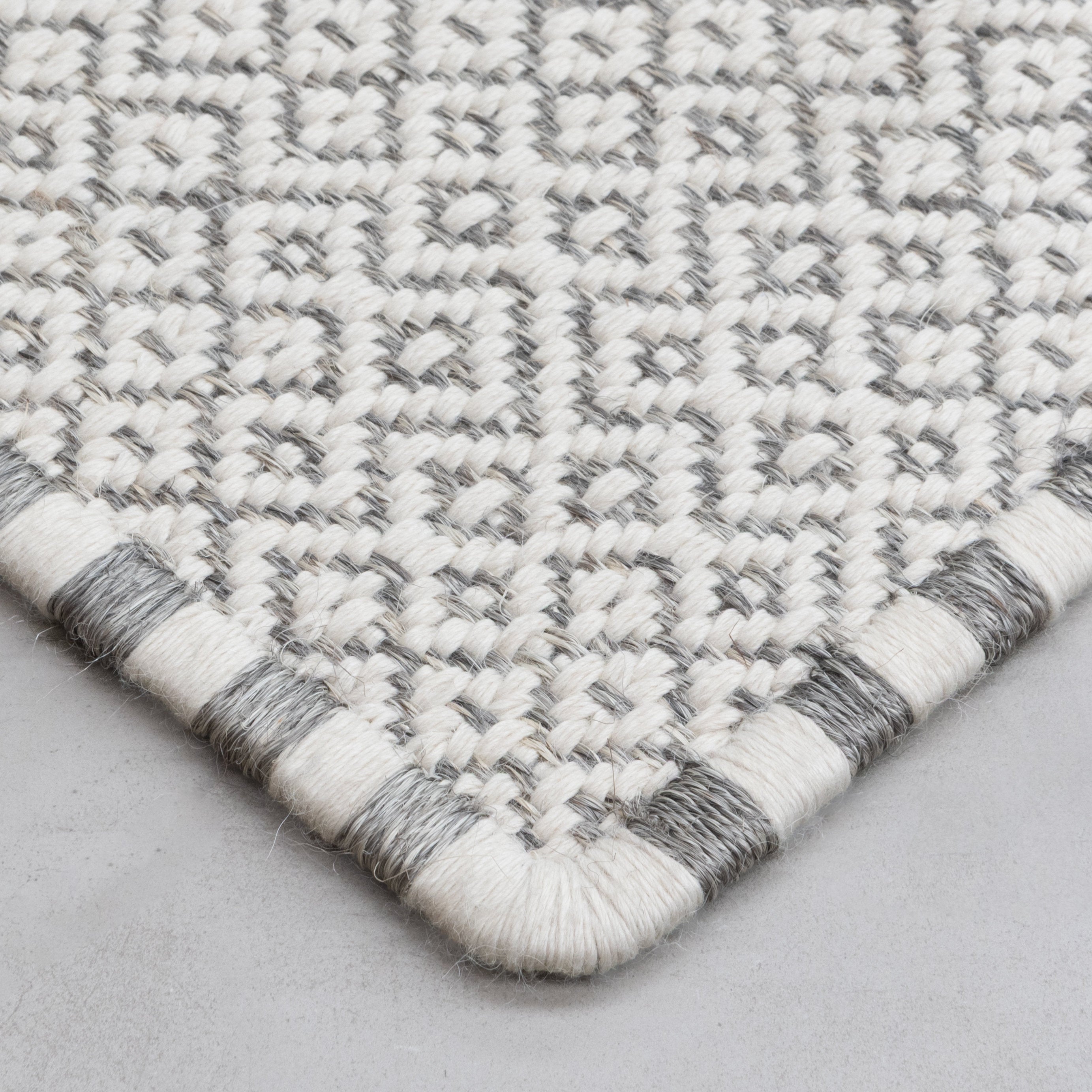 SUSU WEAVE RUG IN WHITE-GRAY FIQUE FIBER AND WHITE ALPACA