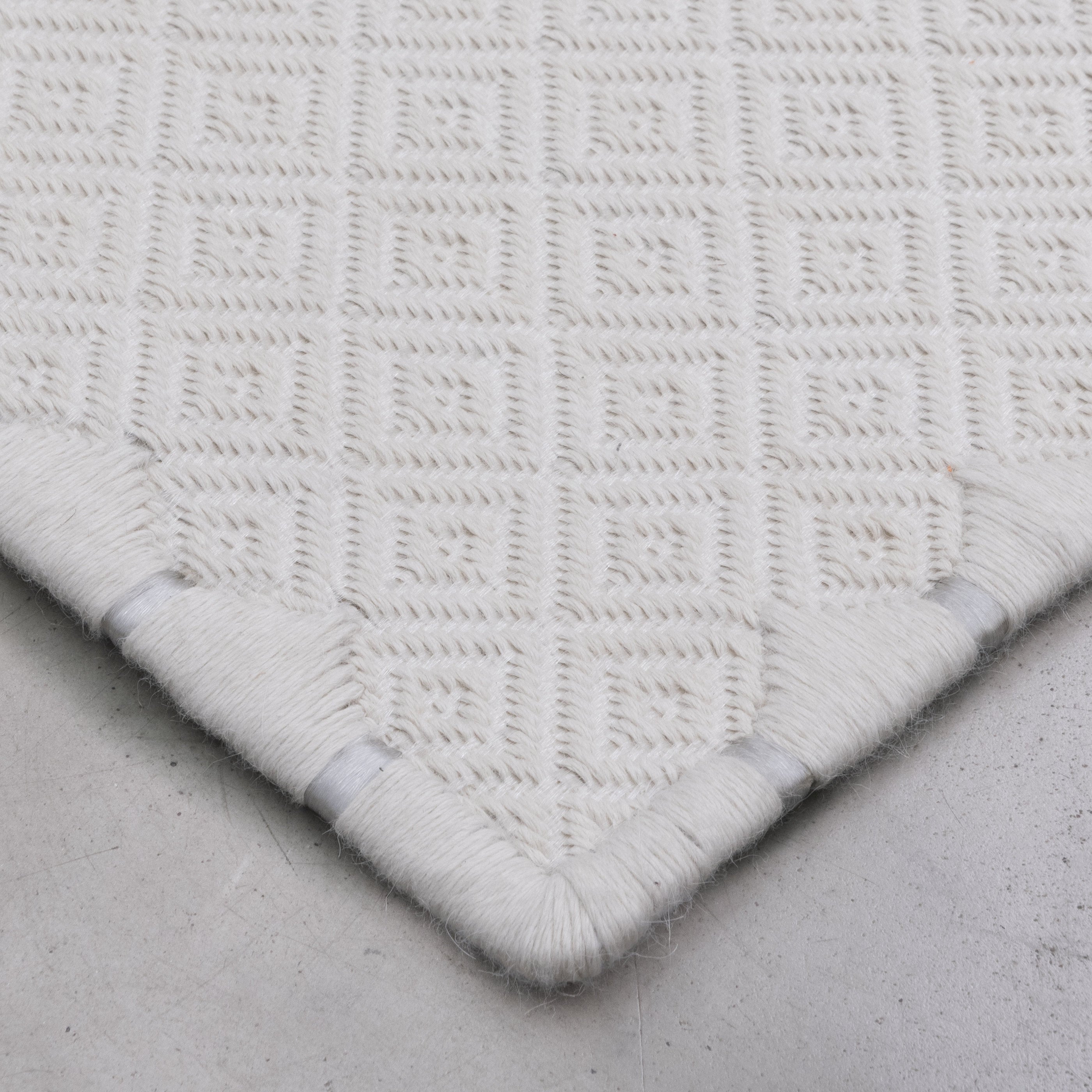 MEDIUM RHOMBUS WEAVE RUG IN BONE ALPACA AND TRANSPARENT ACRYLIC