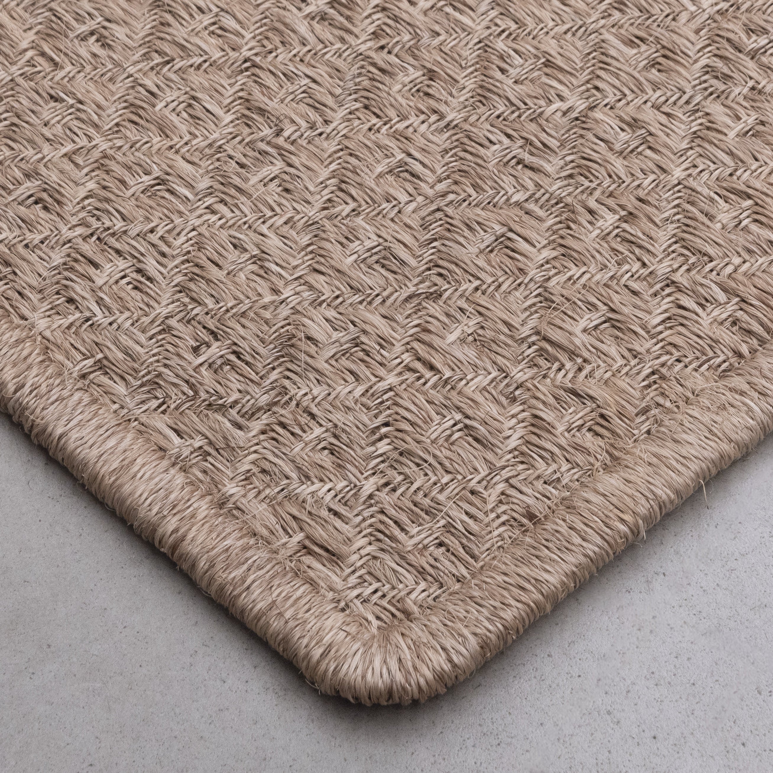 RHOMBUS WEAVE RUG IN NATURAL FIQUE FIBER