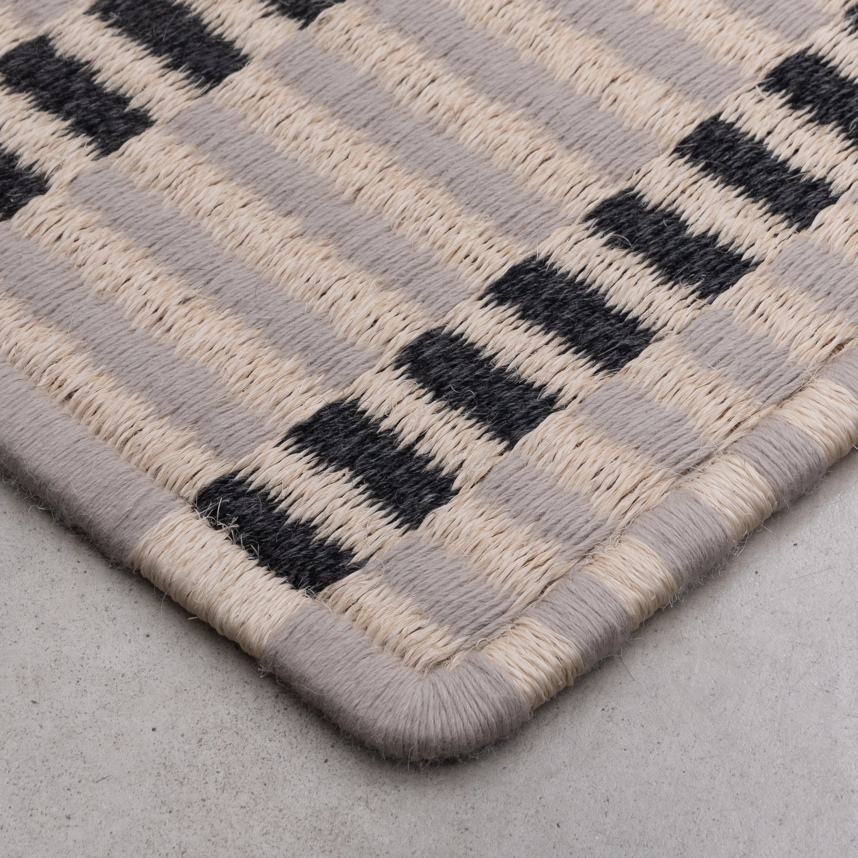 AXXIS WEAVE RUG IN WHITE FIQUE FIBER WITH BONE AND BLACK-GRAY ALPACA