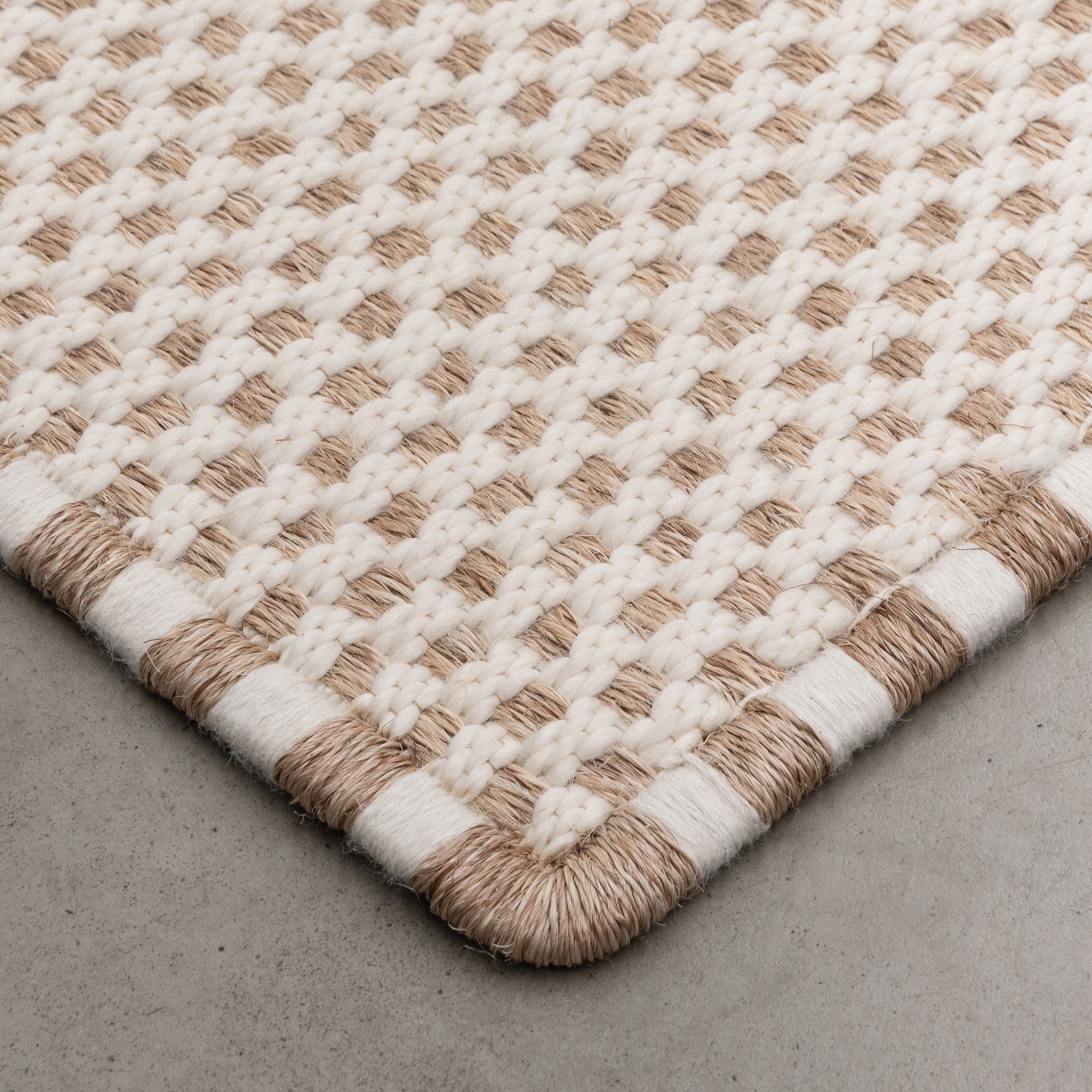 KANASPI WEAVE RUG IN NATURAL FIQUE FIBER AND WHITE MOTÓN ALPACA