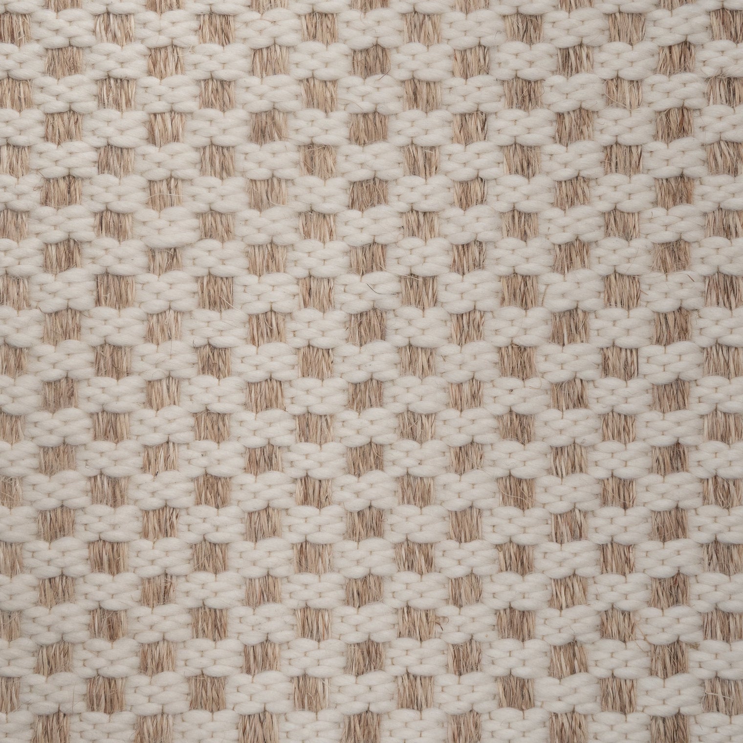 KANASPI WEAVE RUG IN NATURAL FIQUE FIBER AND WHITE MOTÓN ALPACA