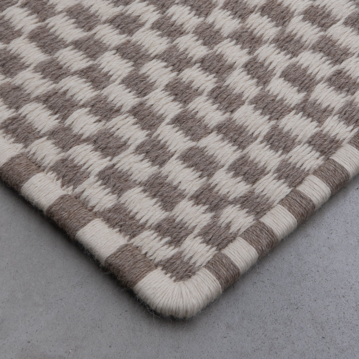 CHESS WEAVE RUG IN WHITE ALPACA AND TAUPE ALPACA