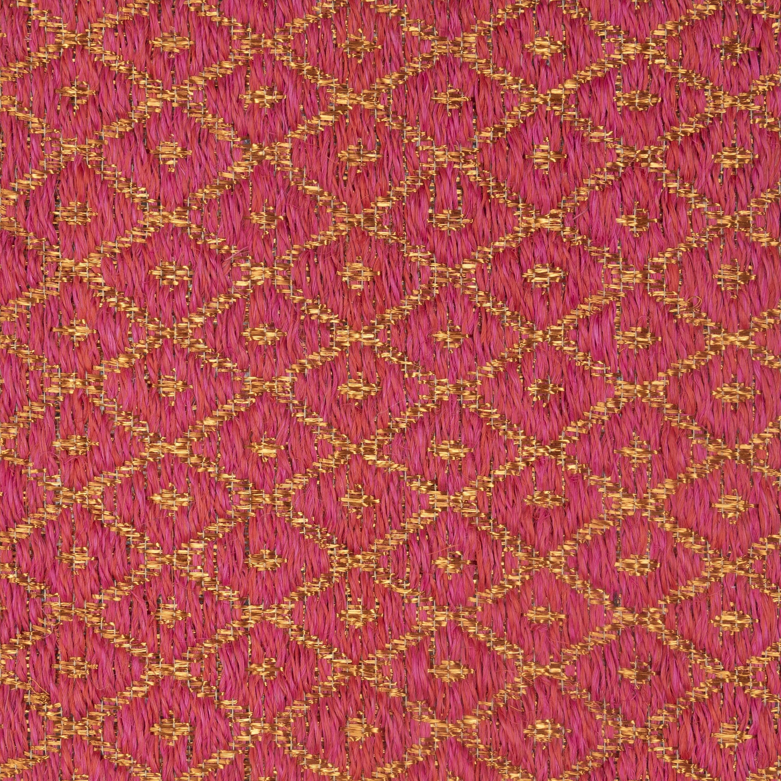 RHOMBUS WEAVE RUG IN FUCHSIA-RED FIQUE FIBER WITH COPPER
