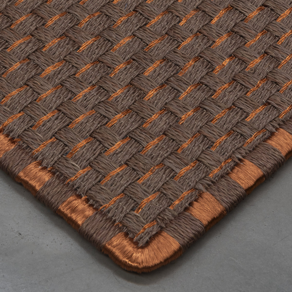 KANASPI WEAVE RUG IN COFFEE FIQUE FIBER WITH COPPER