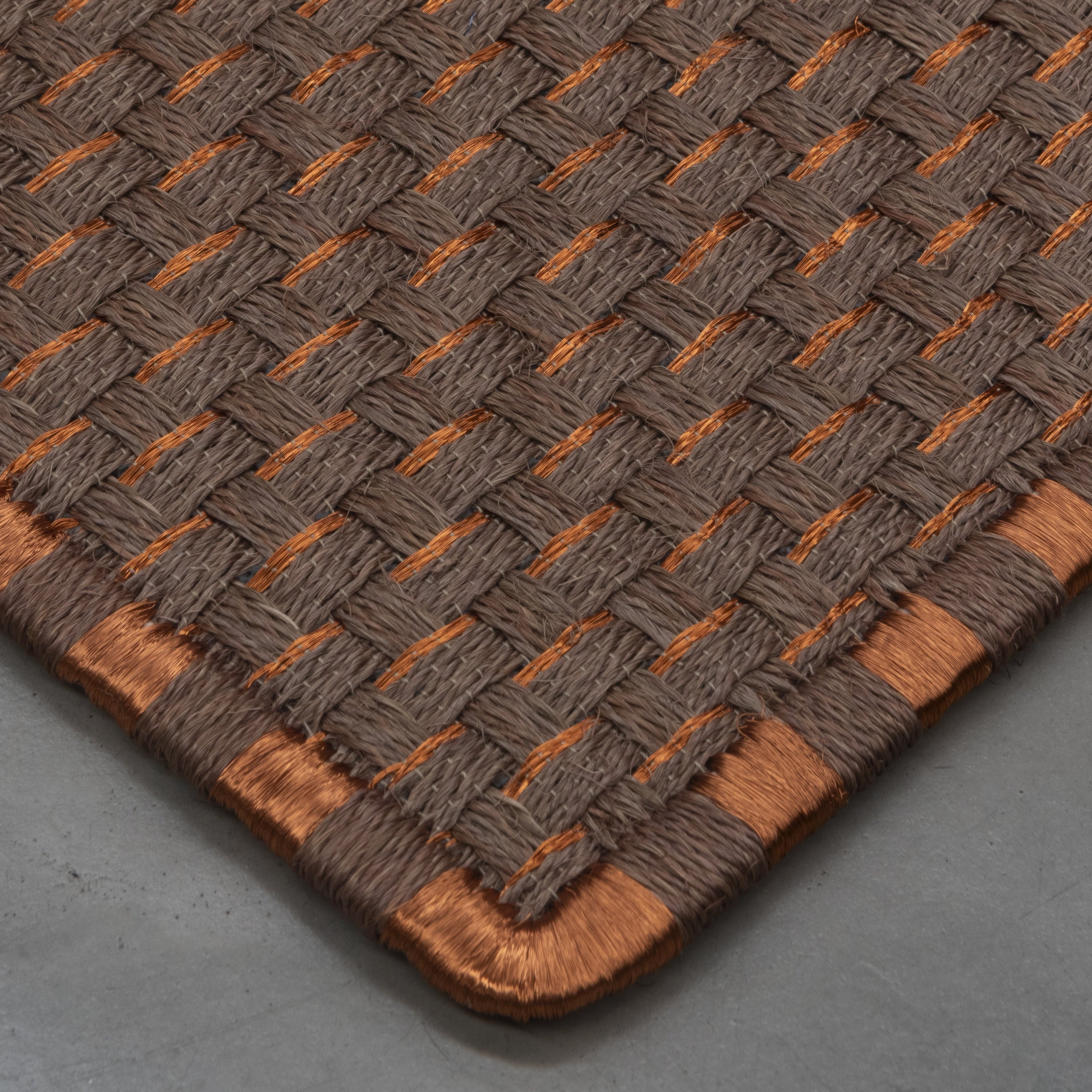 KANASPI WEAVE RUG IN COFFEE FIQUE FIBER WITH COPPER