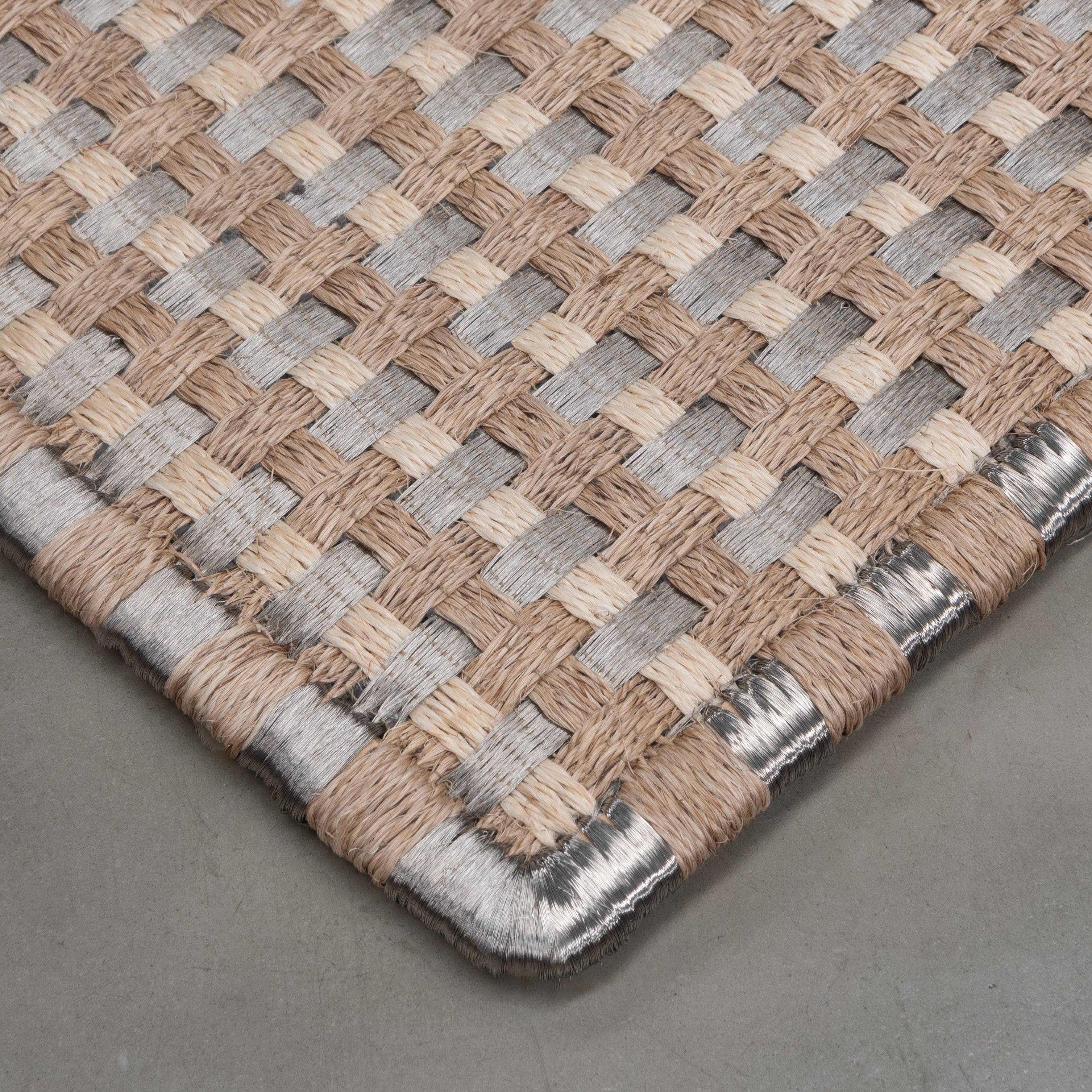 KANASPI WEAVE RUG IN NATURAL AND WHITE FIQUE FIBER WITH STAINLESS STEEL