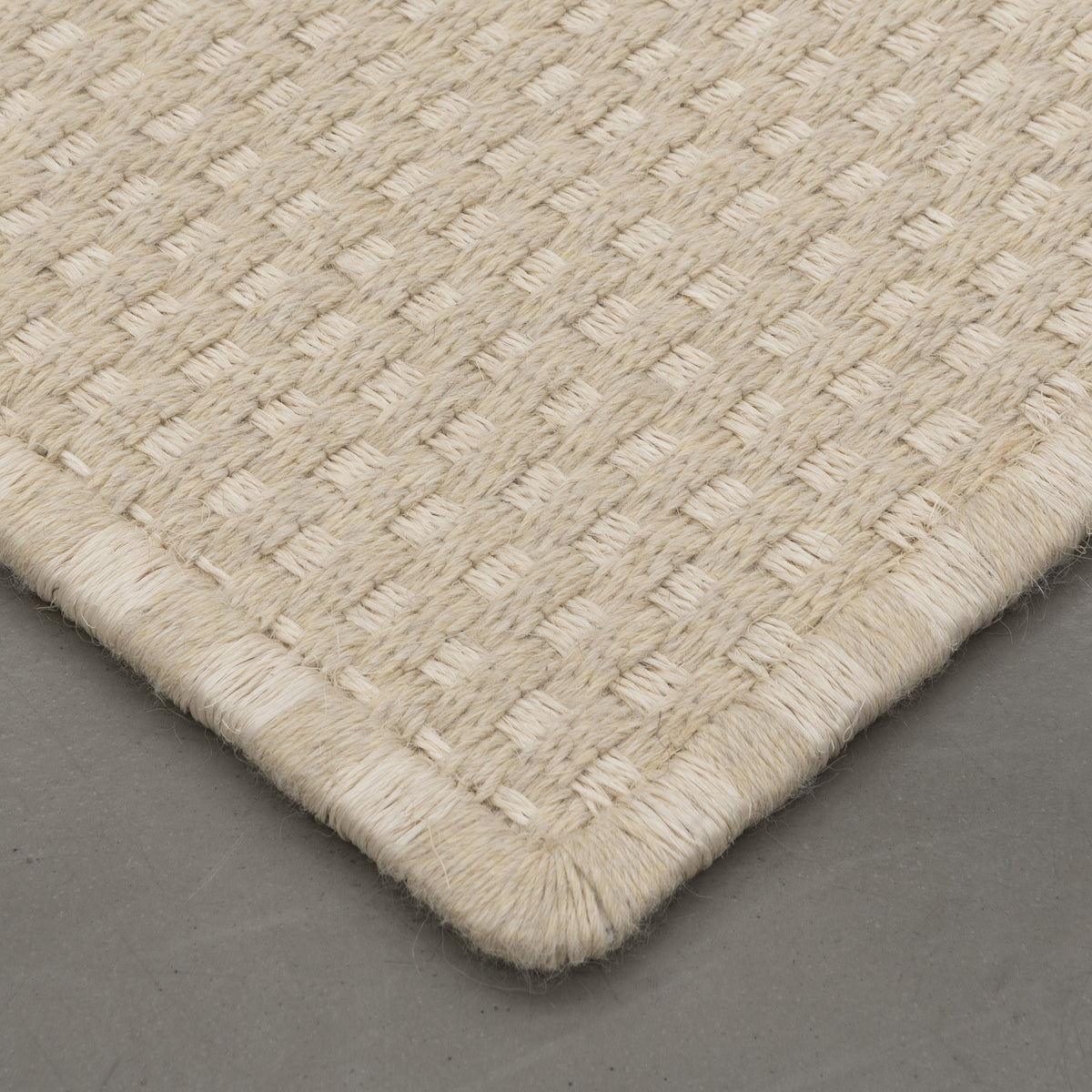 KANASPI WEAVE RUG IN WHITE FIQUE FIBER WITH NATURAL ALPACA