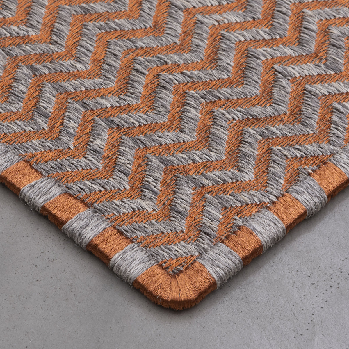 M’S WEAVE RUG IN WHITE-GRAY FIQUE FIBER WITH COPPER
