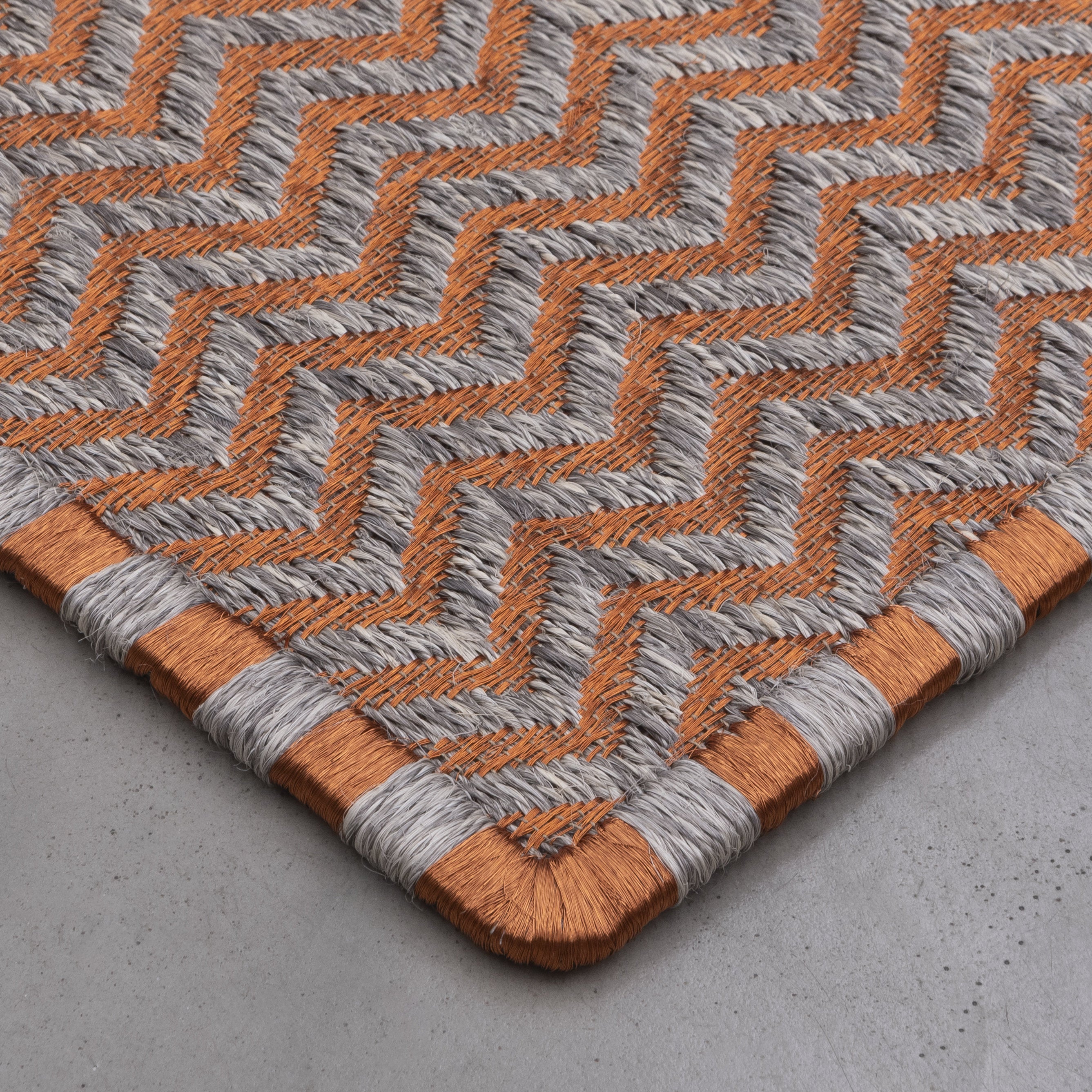 M’S WEAVE RUG IN WHITE-GRAY FIQUE FIBER WITH COPPER