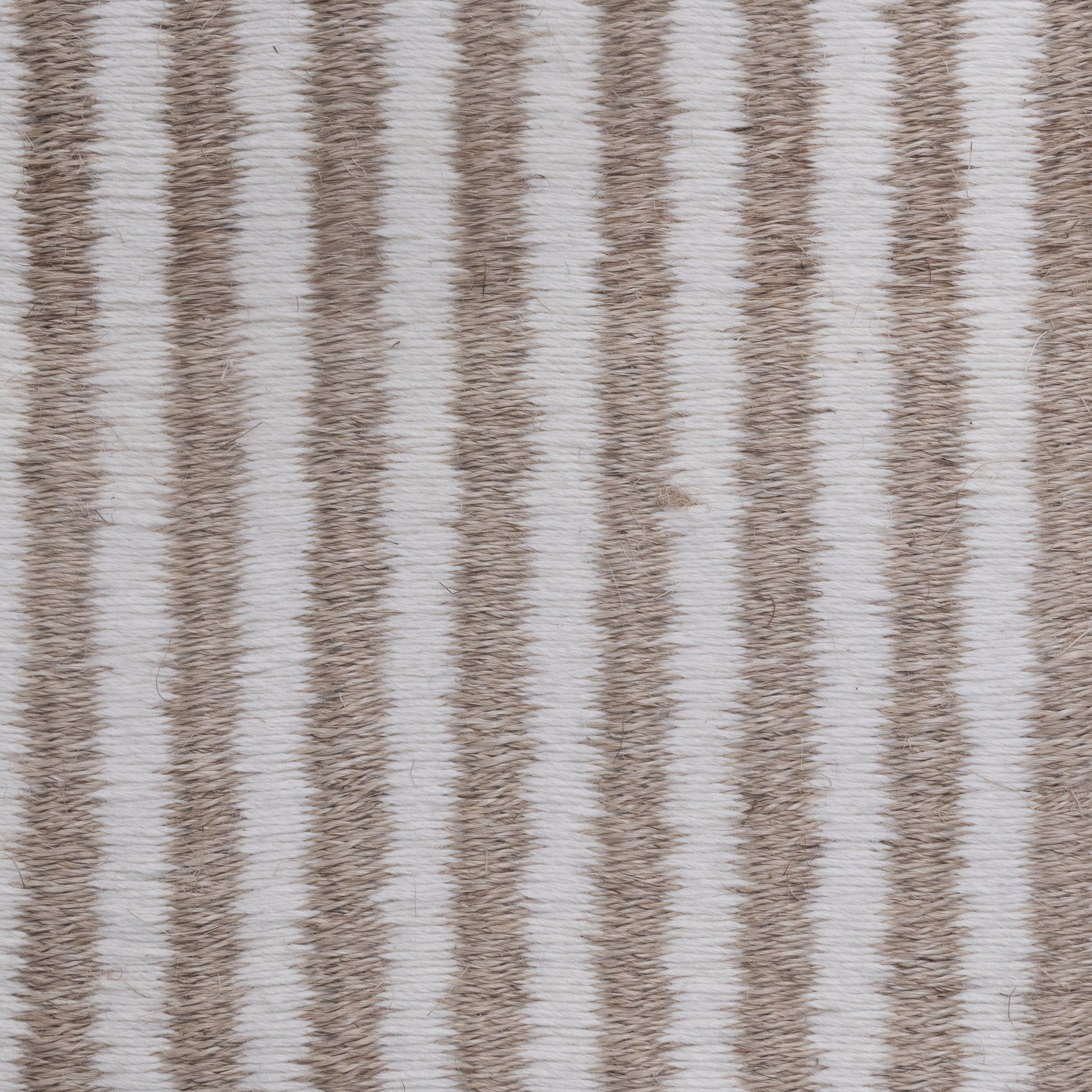 STRIPES WEAVE RUG IN NATURAL FIQUE FIBER AND WHITE ALPACA