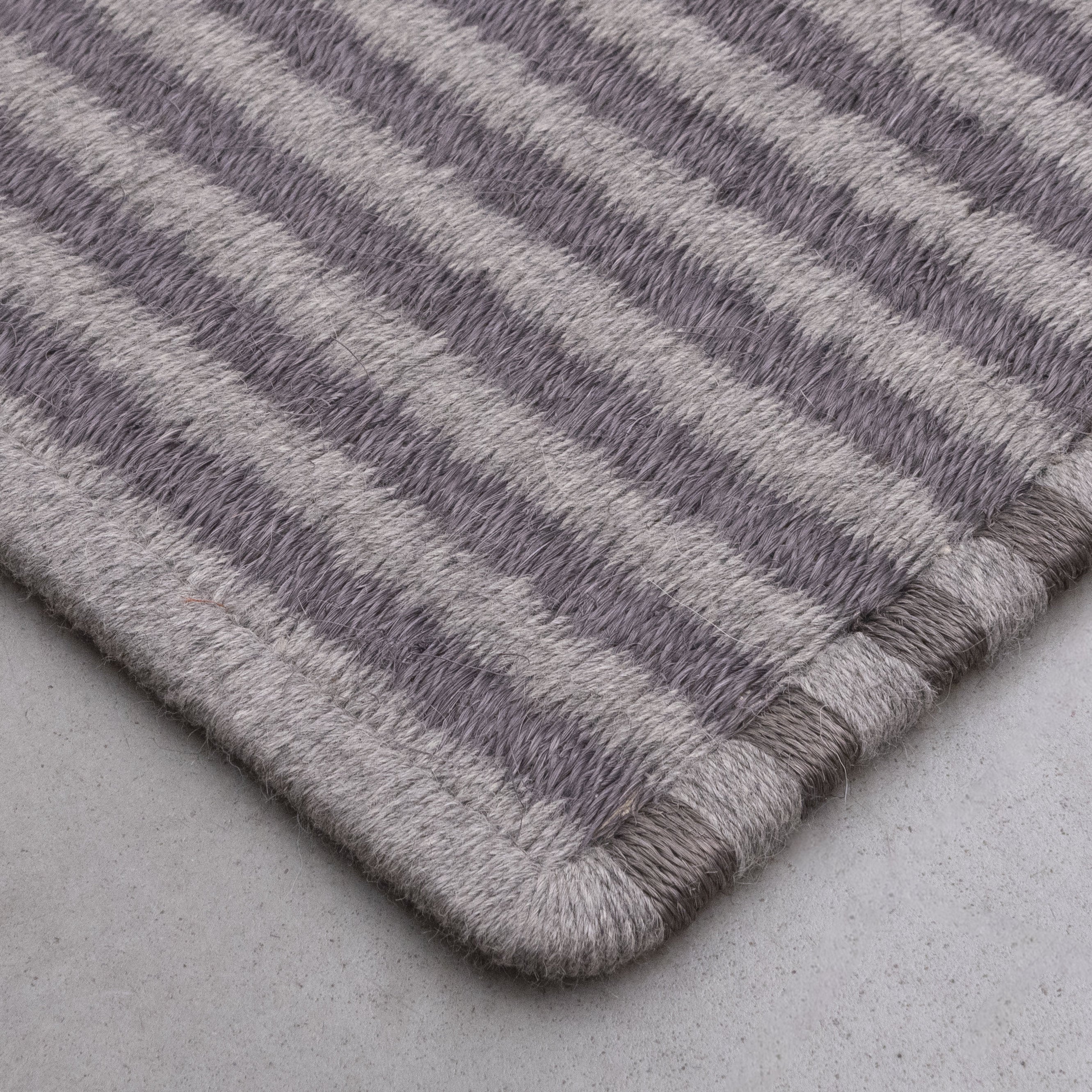 STRIPES WEAVE RUG IN GRAY FIQUE FIBER AND GRAY ALPACA