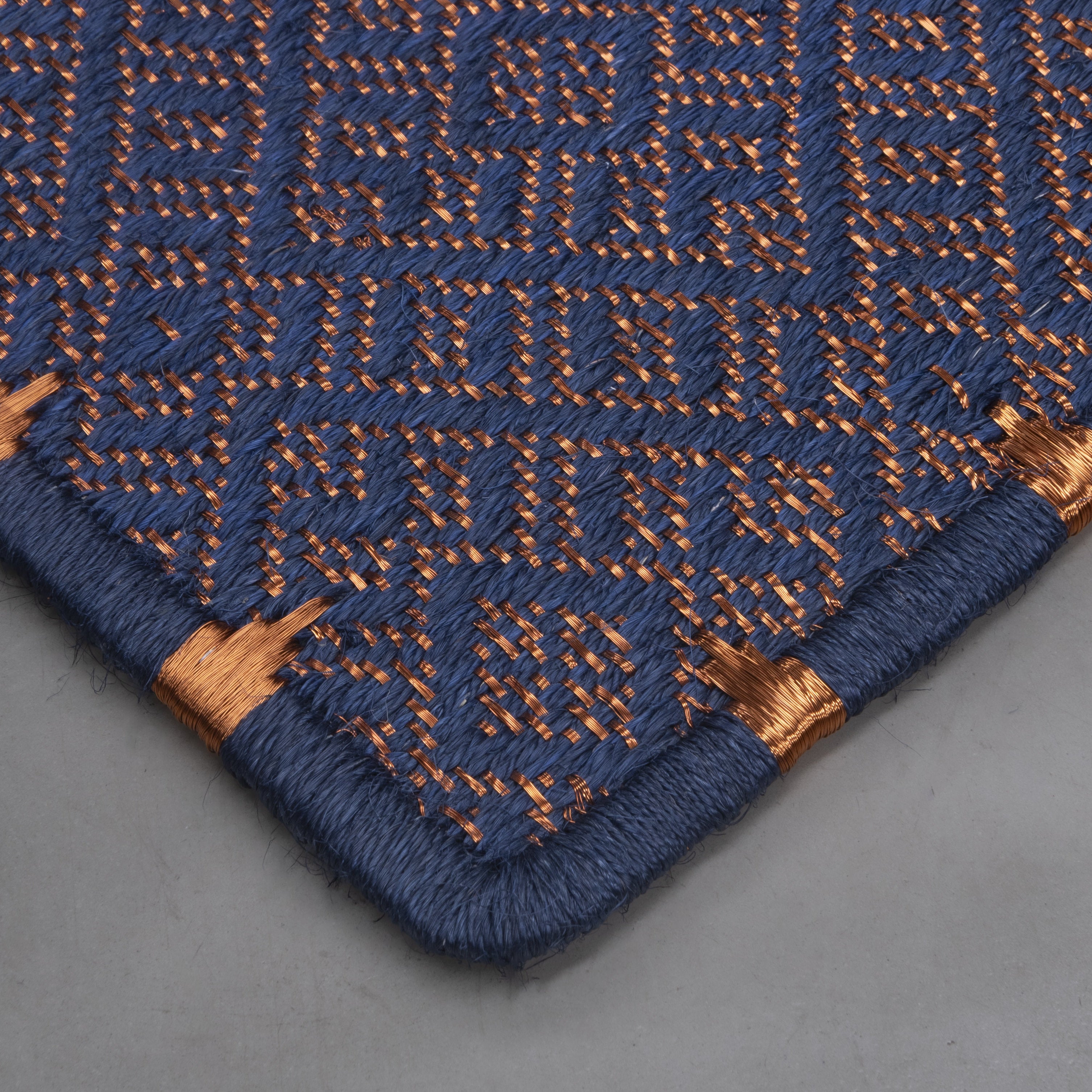DAÚ WEAVE RUG IN COPPER WITH NAVY BLUE FIQUE FIBER