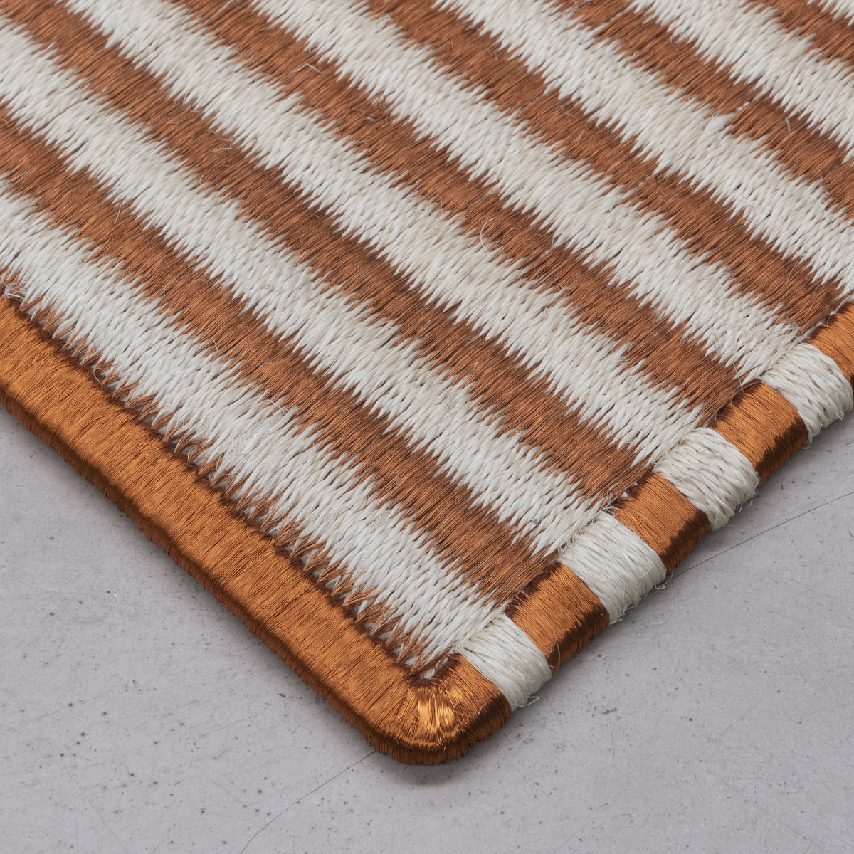 STRIPES WEAVE RUG IN WHITE FIQUE FIBER AND COPPER