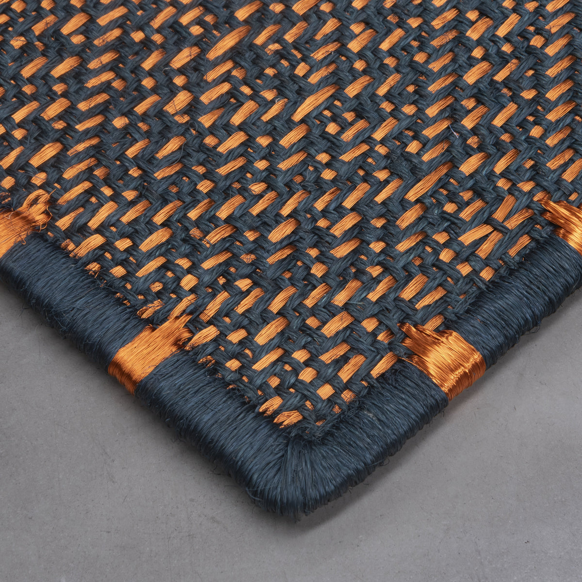 DAÚ WEAVE RUG IN PACIFIC GREEN FIQUE FIBER WITH COPPER
