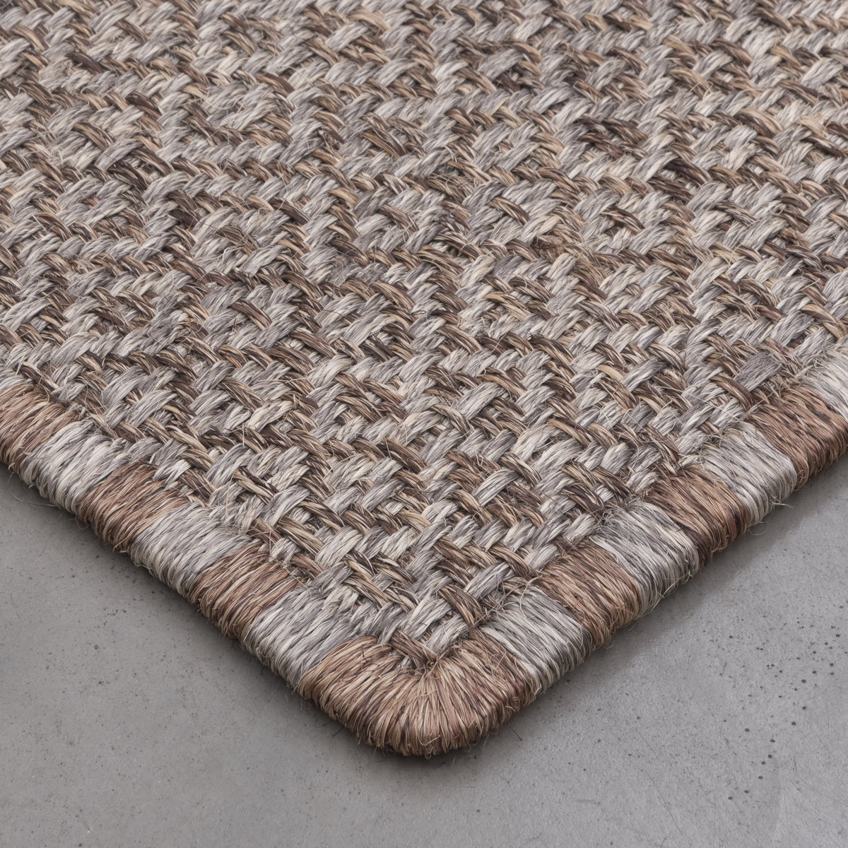 SUSU WEAVE RUG IN NATURAL AND COFFEE FIQUE FIBER WITH WHITE-GRAY FIQUE FIBER