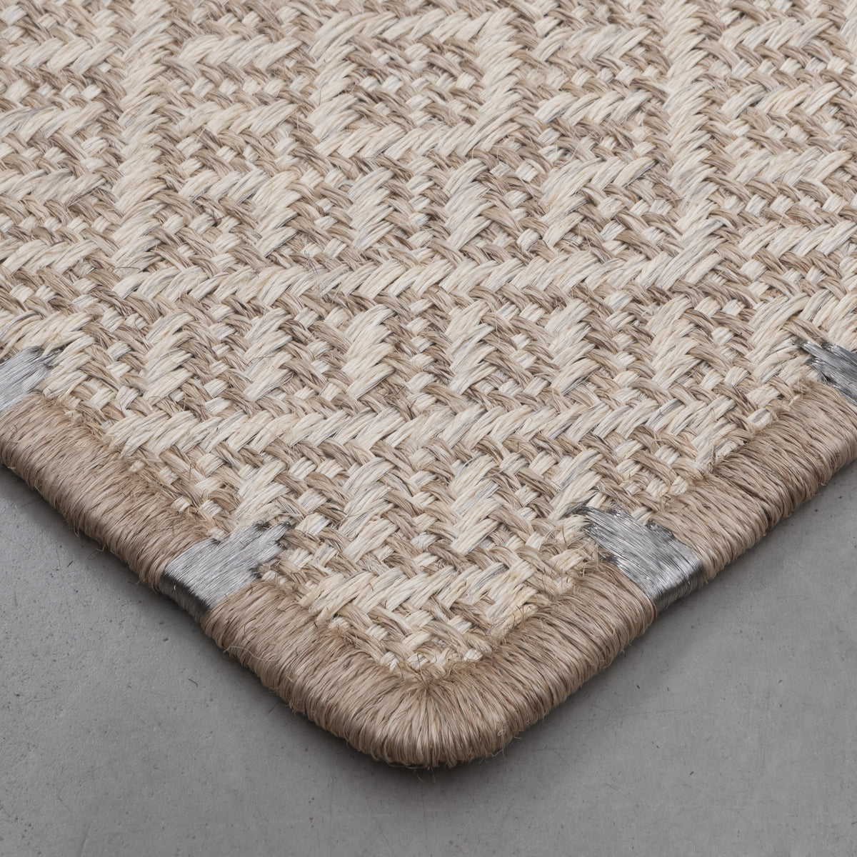 DAÚ WEAVE RUG IN NATURAL FIQUE FIBER AND WITHE FIQUE FIBER WITH STAINLESS STEEL