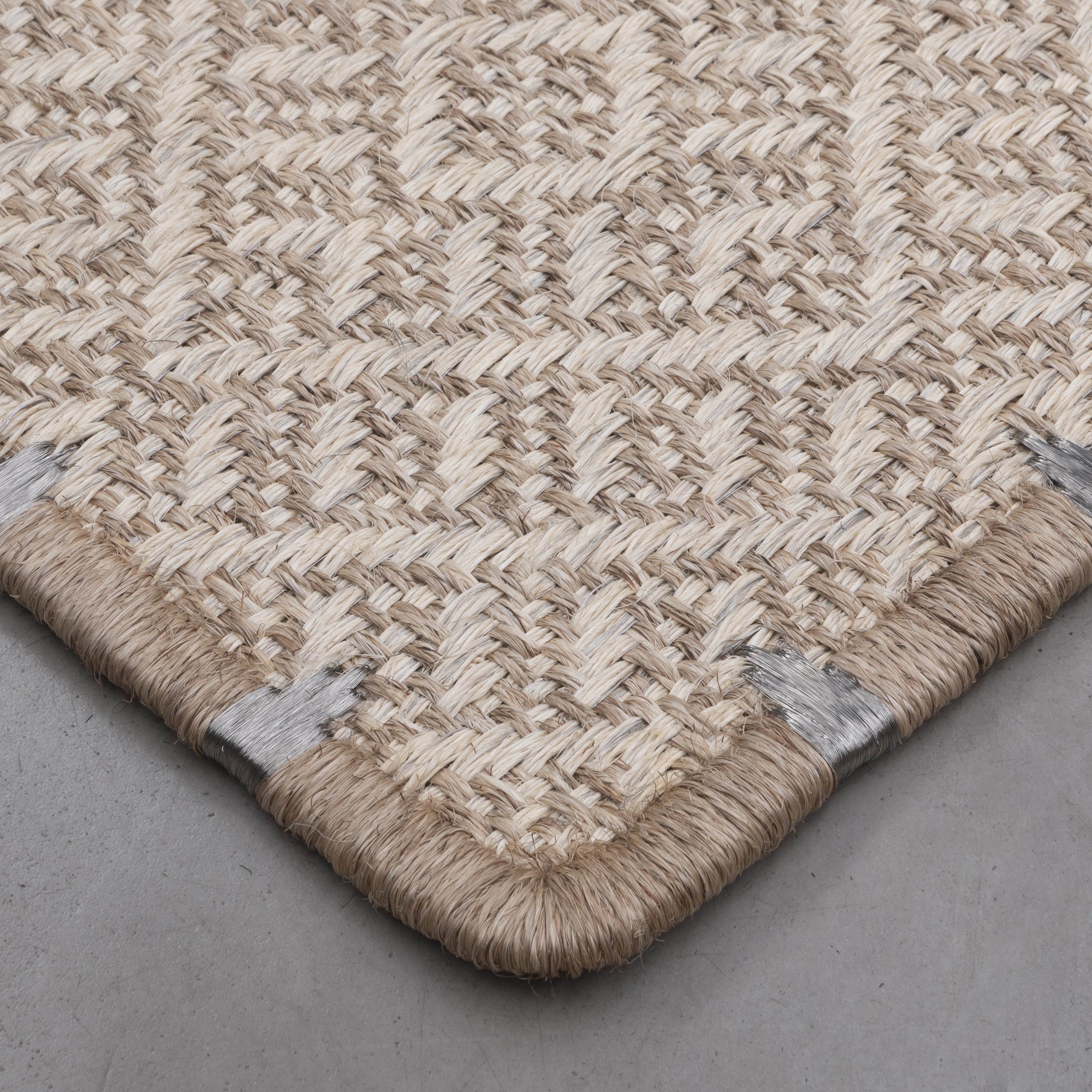 DAÚ WEAVE RUG IN NATURAL FIQUE FIBER AND WITHE FIQUE FIBER WITH STAINLESS STEEL