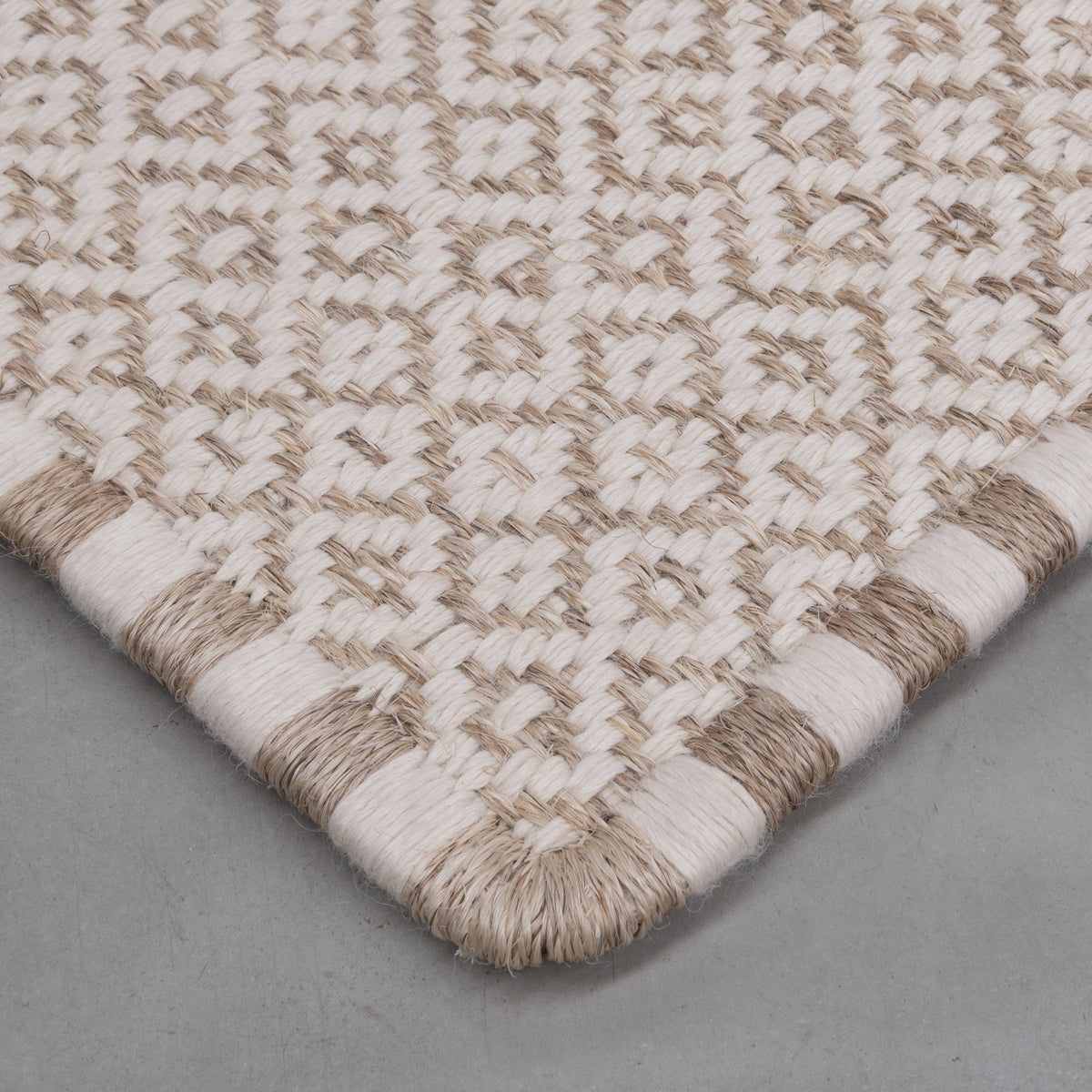 SUSU WEAVE RUG IN NATURAL FIQUE FIBER WITH WHITE ALPACA
