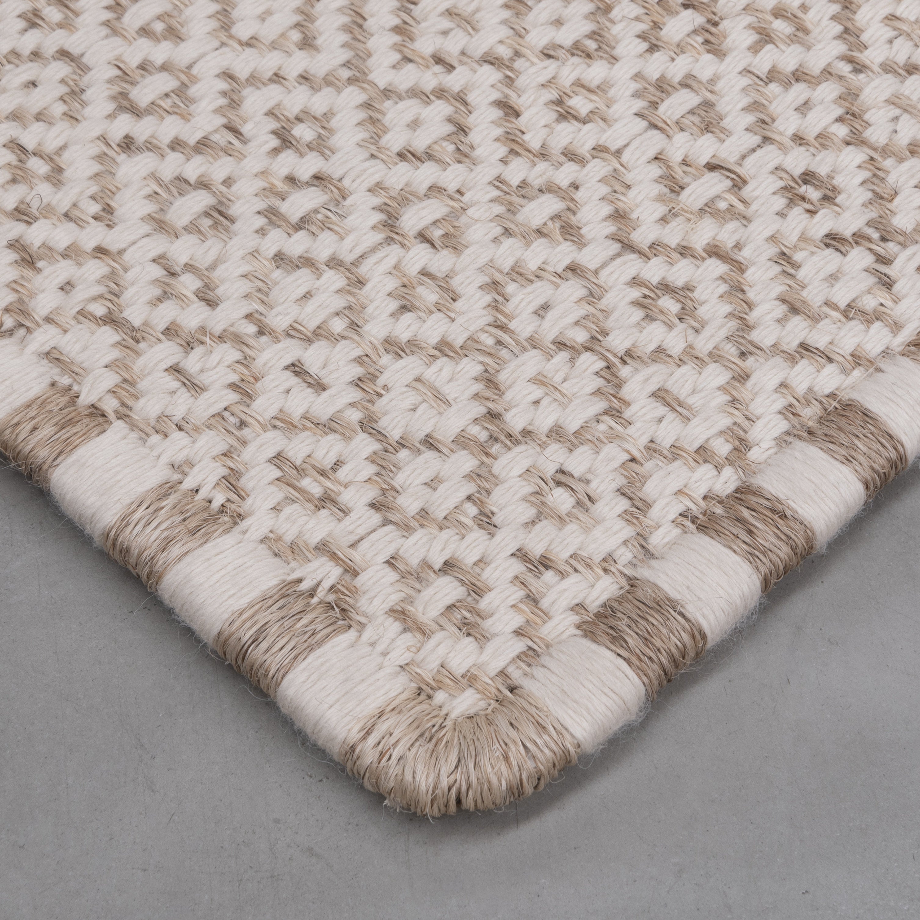 SUSU WEAVE RUG IN NATURAL FIQUE FIBER WITH WHITE ALPACA