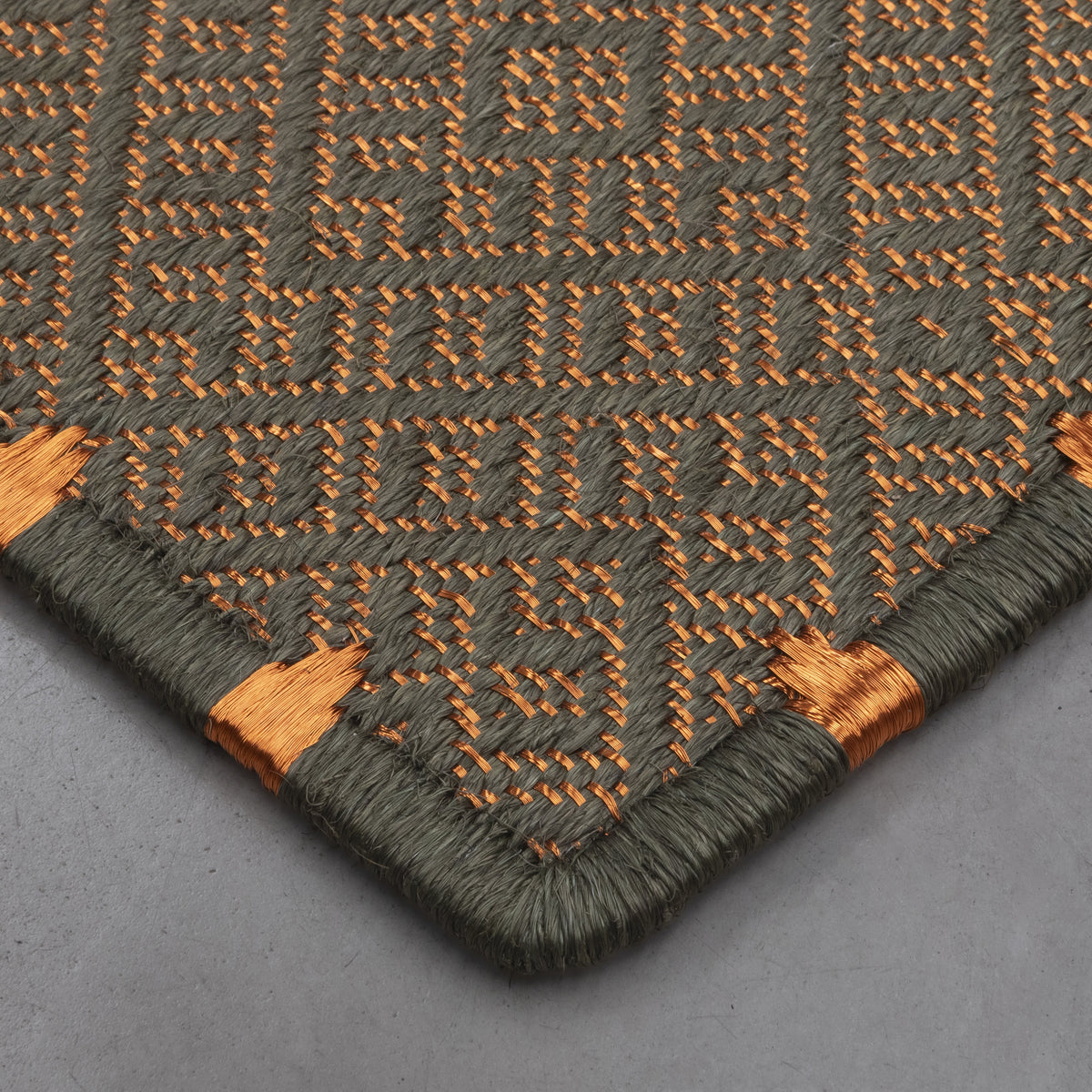 DAÚ WEAVE RUG IN COPPER AND OLIVE GREEN FIQUE FIBER