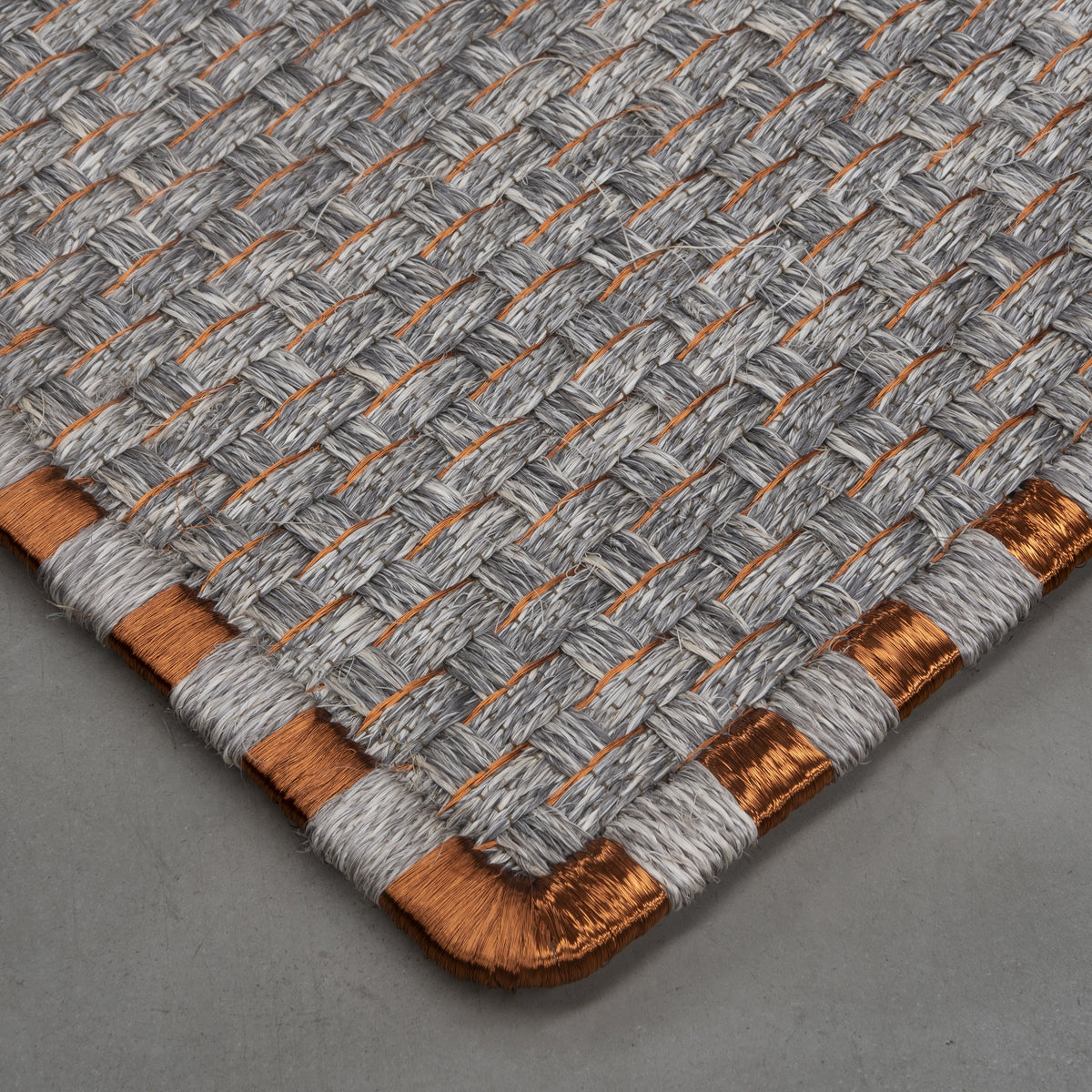 KANASPI WEAVE RUG IN WHITE-GRAY FIQUE FIBER AND COPPER