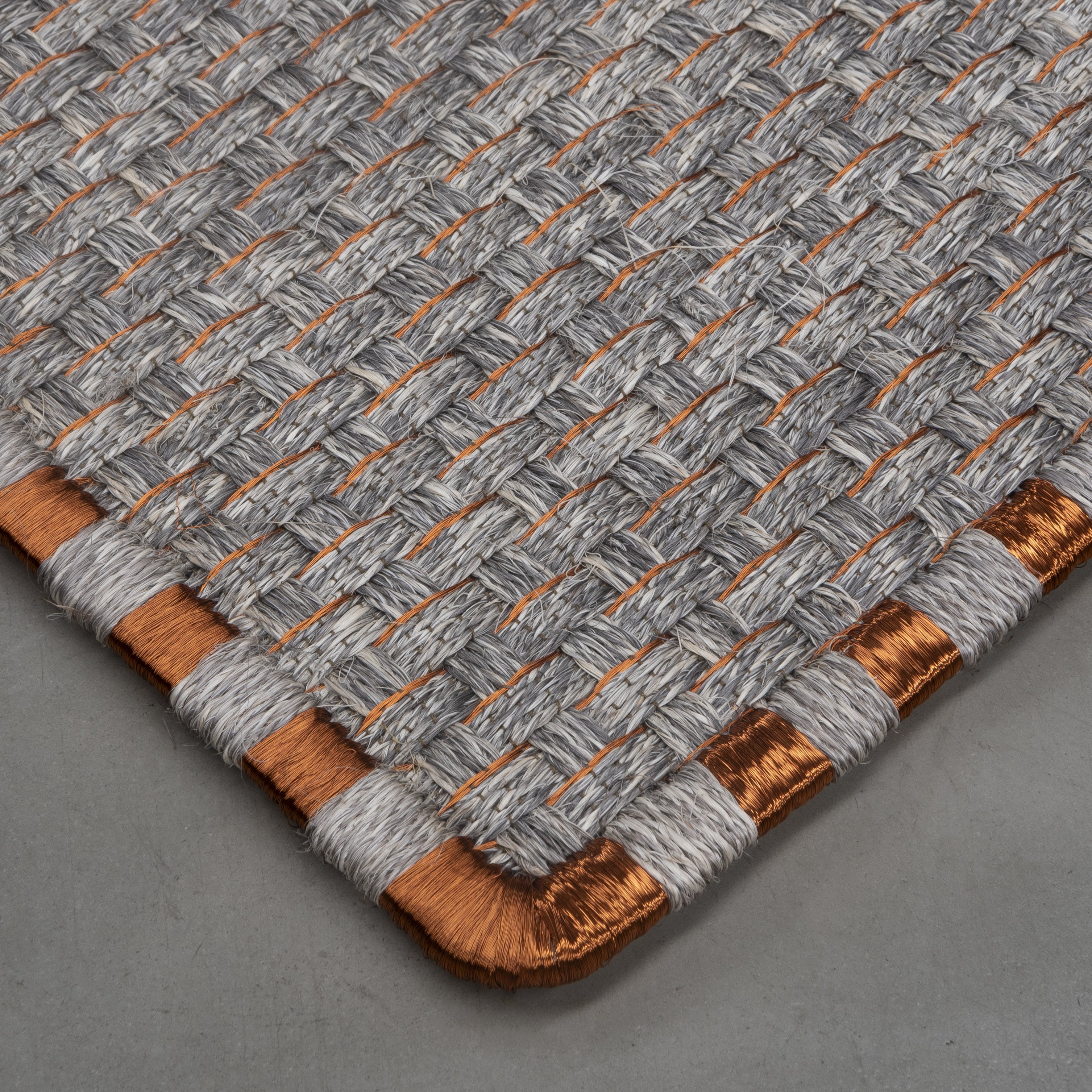 KANASPI WEAVE RUG IN WHITE-GRAY FIQUE FIBER AND COPPER
