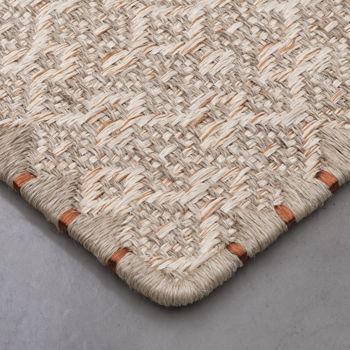 CASABLANCA WEAVE RUG IN NATURAL AND WHITE FIQUE FIBER WHITE COPPER