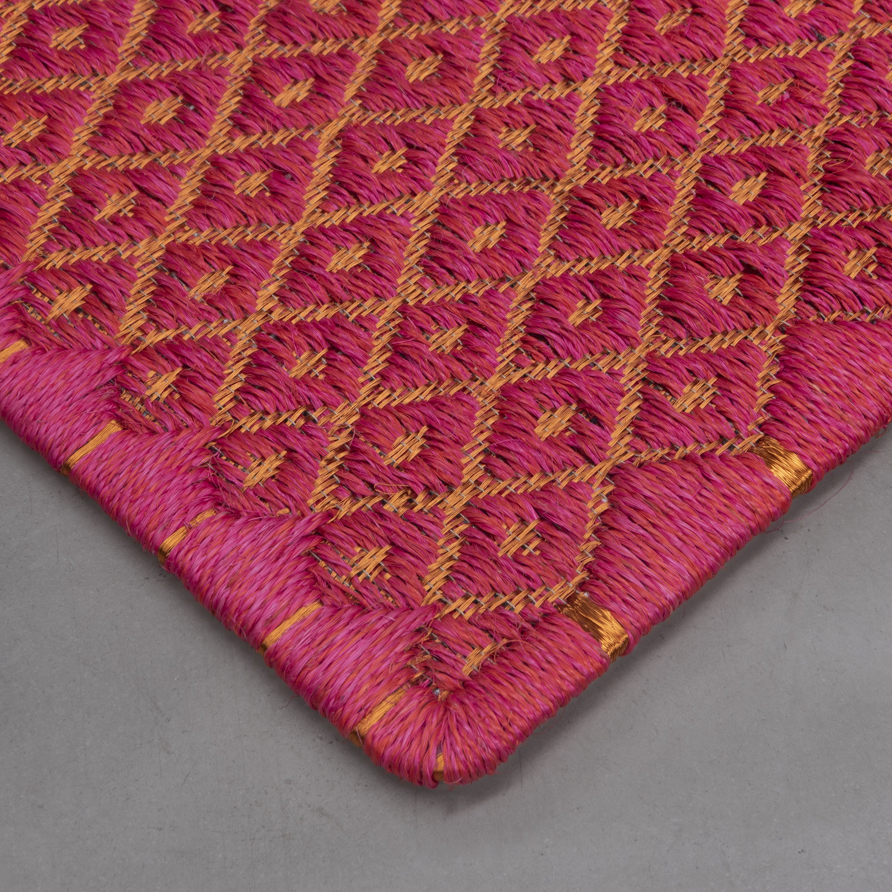 RHOMBUS WEAVE RUG IN FUCHSIA-RED FIQUE FIBER WITH COPPER