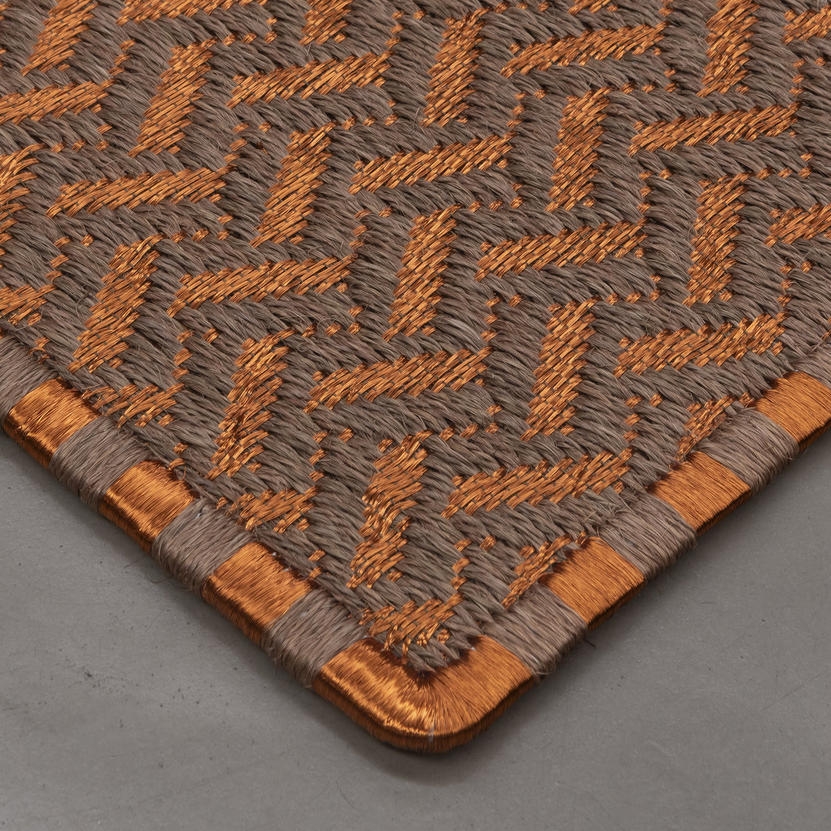 OTOÑO WEAVE RUG IN COFFEE FIQUE FIBER WITH COPPER