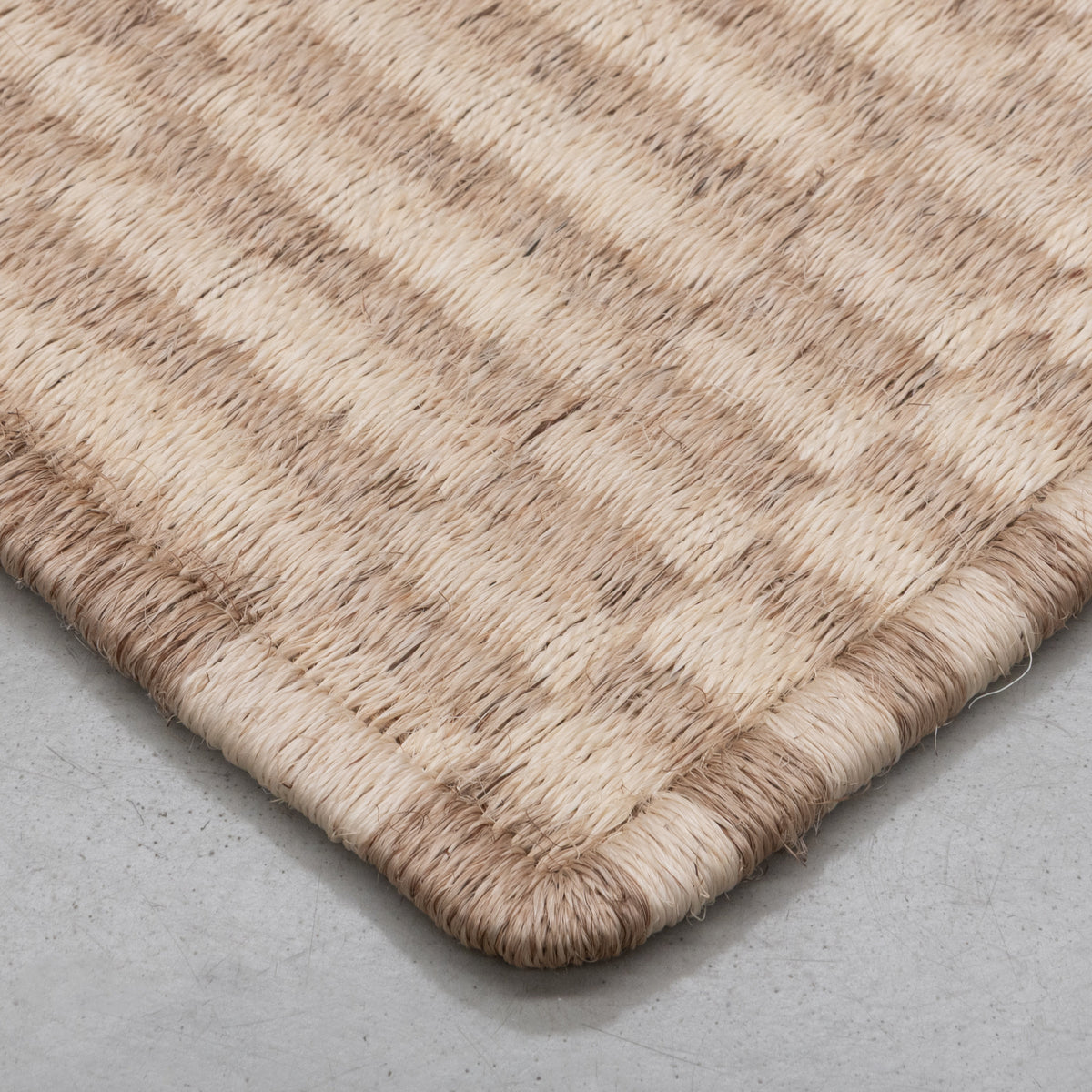 AXXIS WEAVE RUG IN NATURAL FIQUE FIBER AND WHITE FIQUE FIBER